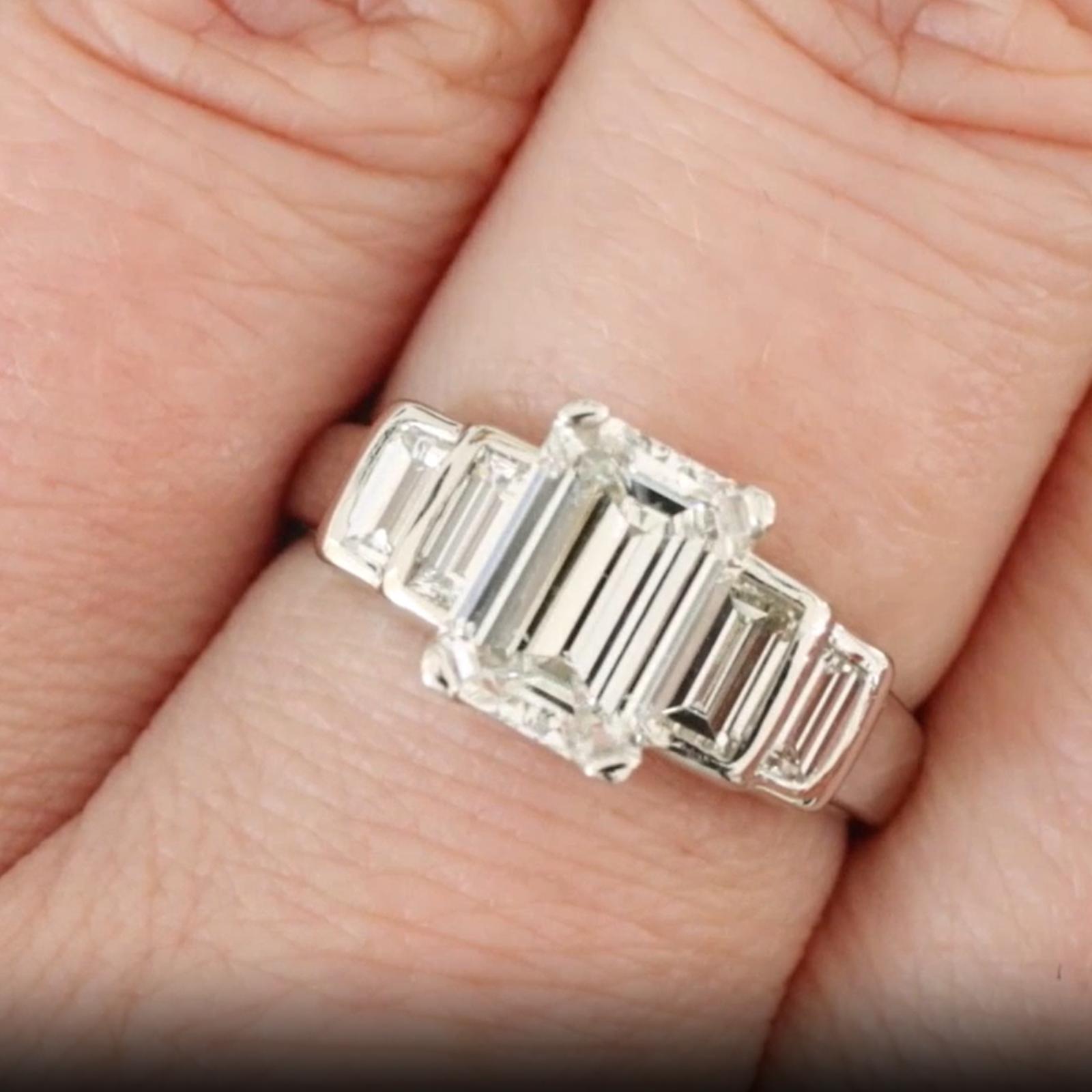 Art déco Bague de fiançailles en platine avec diamant taille émeraude de 2,14 carats en vente