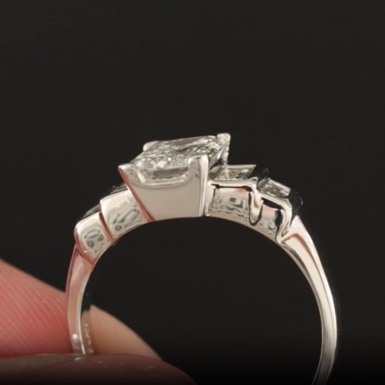 Taille émeraude Bague de fiançailles en platine avec diamant taille émeraude de 2,14 carats en vente