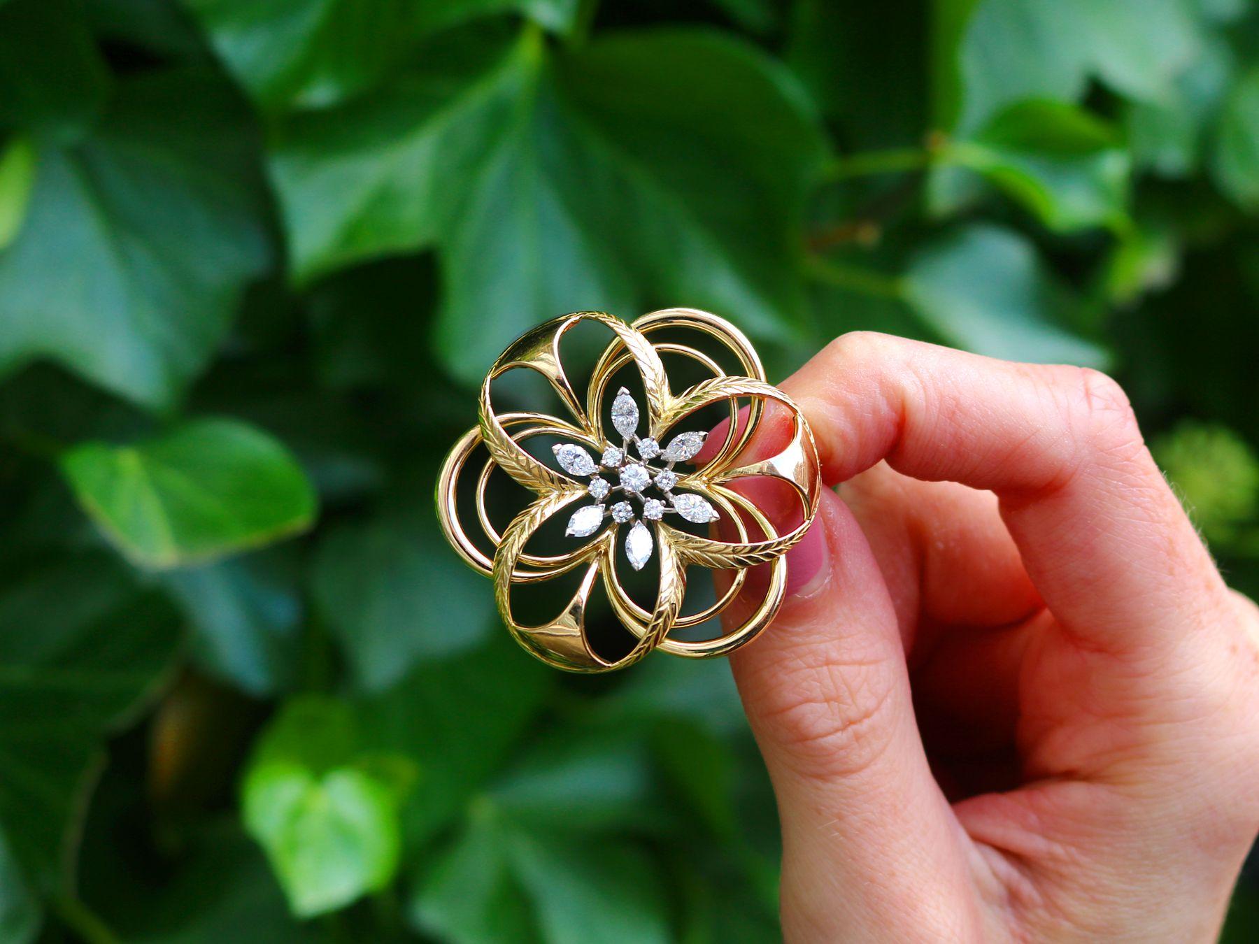 Un asombroso, fino e impresionante broche de diamantes de 2,15 quilates y oro amarillo de 18 quilates; forma parte de nuestras diversas colecciones de joyas vintage y joyas de herencia.

Este asombroso, fino e impresionante broche de diamantes y oro