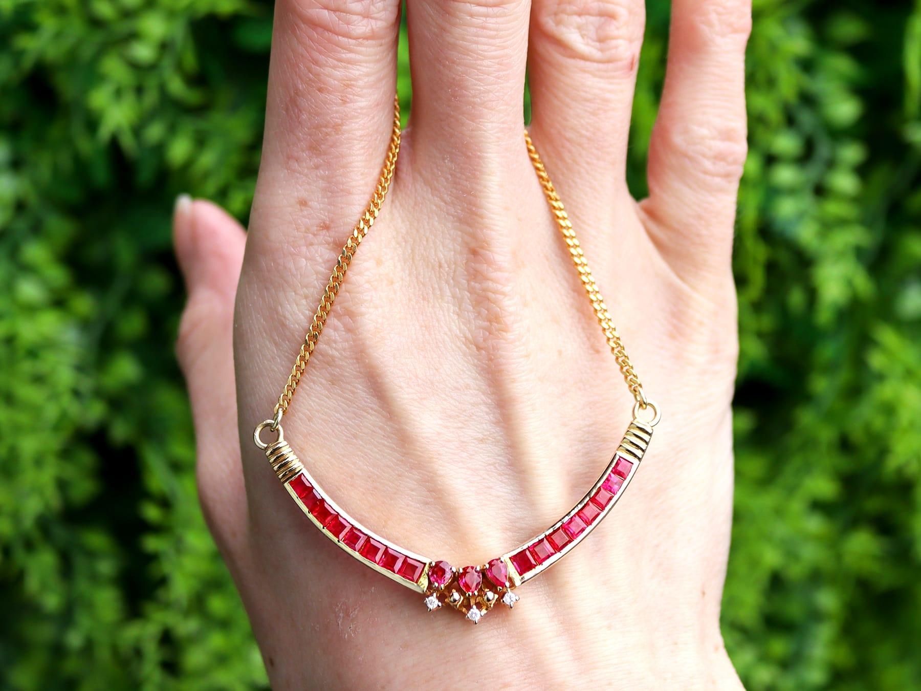 Eine atemberaubende, feine und beeindruckende Halskette aus 18 Karat Gelbgold mit einem 2,15-karätigen Rubin und einem 0,03-karätigen Diamanten; Teil unserer vielfältigen Rubinschmuck- und Nachlass-Schmuckkollektionen.

Diese atemberaubende, feine