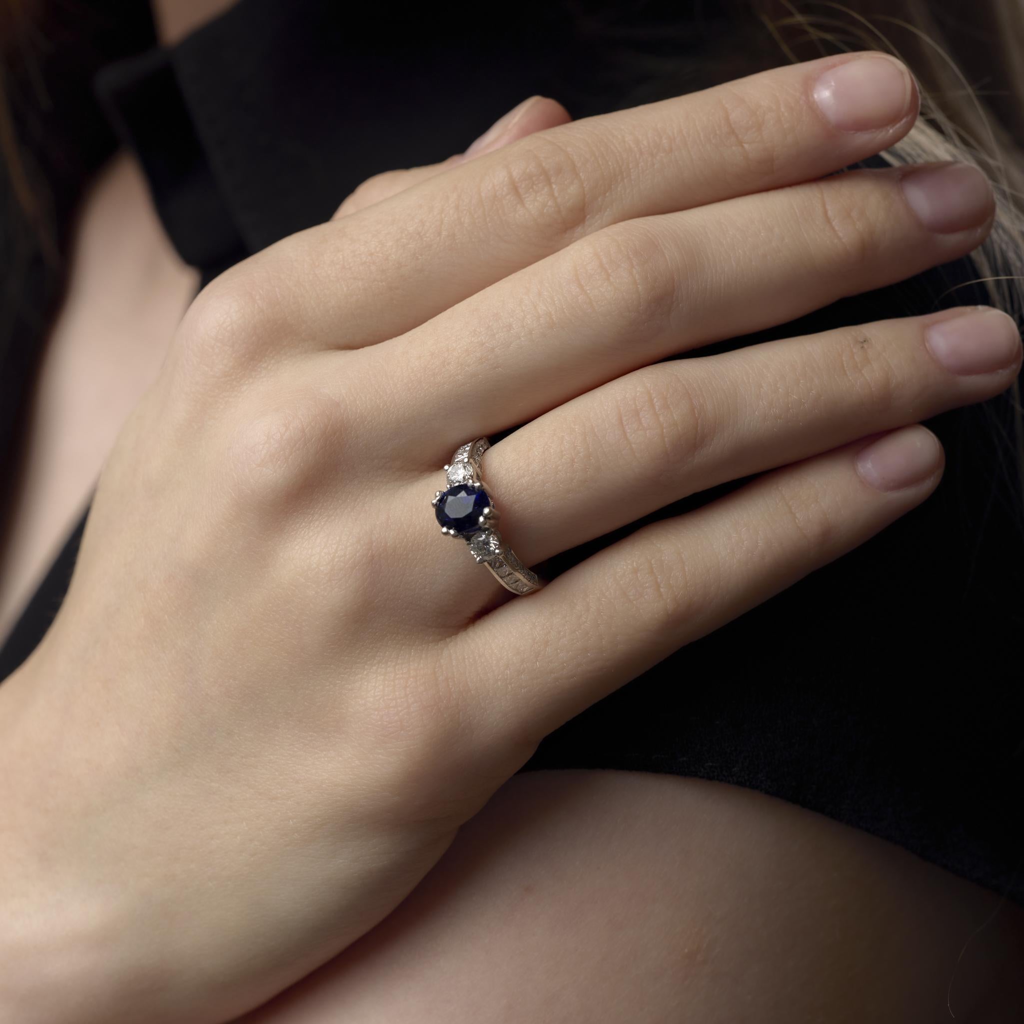 Dieser Vintage-Ring aus 14 Karat Weißgold hebt einen 2,15-karätigen Saphir hervor, der von einer Reihe runder und prinzessinnenförmig geschliffener Diamanten umrahmt wird und so für eine beeindruckende Brillanz sorgt.