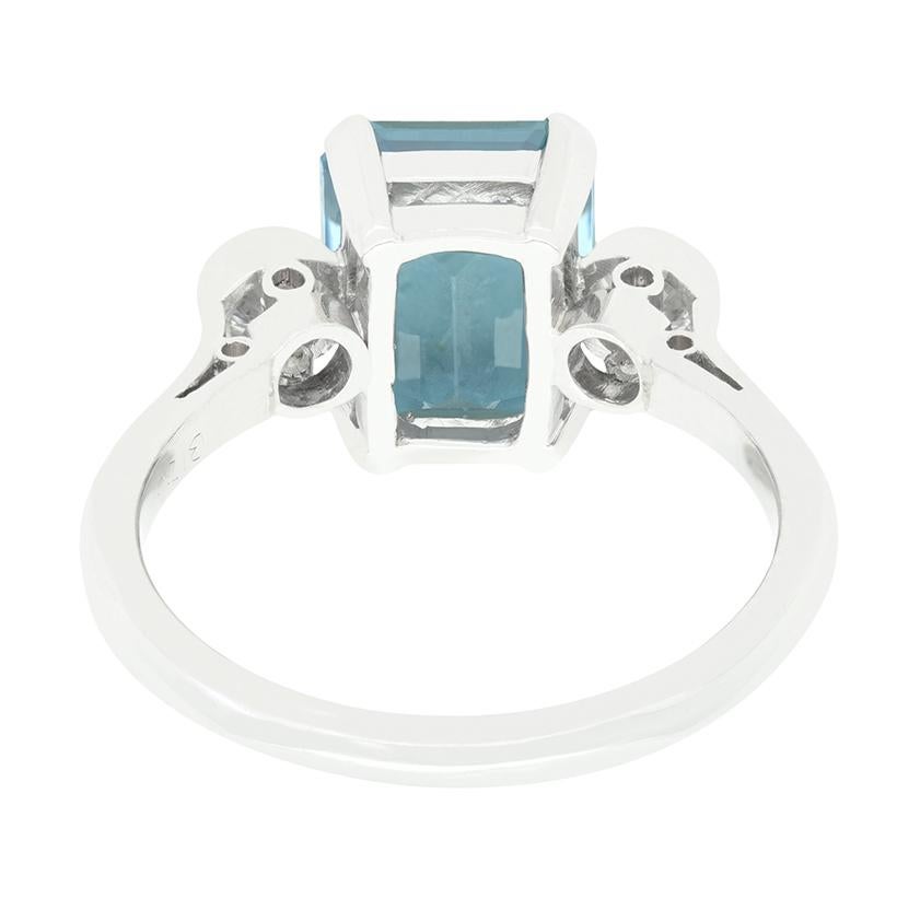 Vintage 2.15ct Aquamarine and Diamond Trilogy Ring, c.1940s In Good Condition For Sale In London, GB
