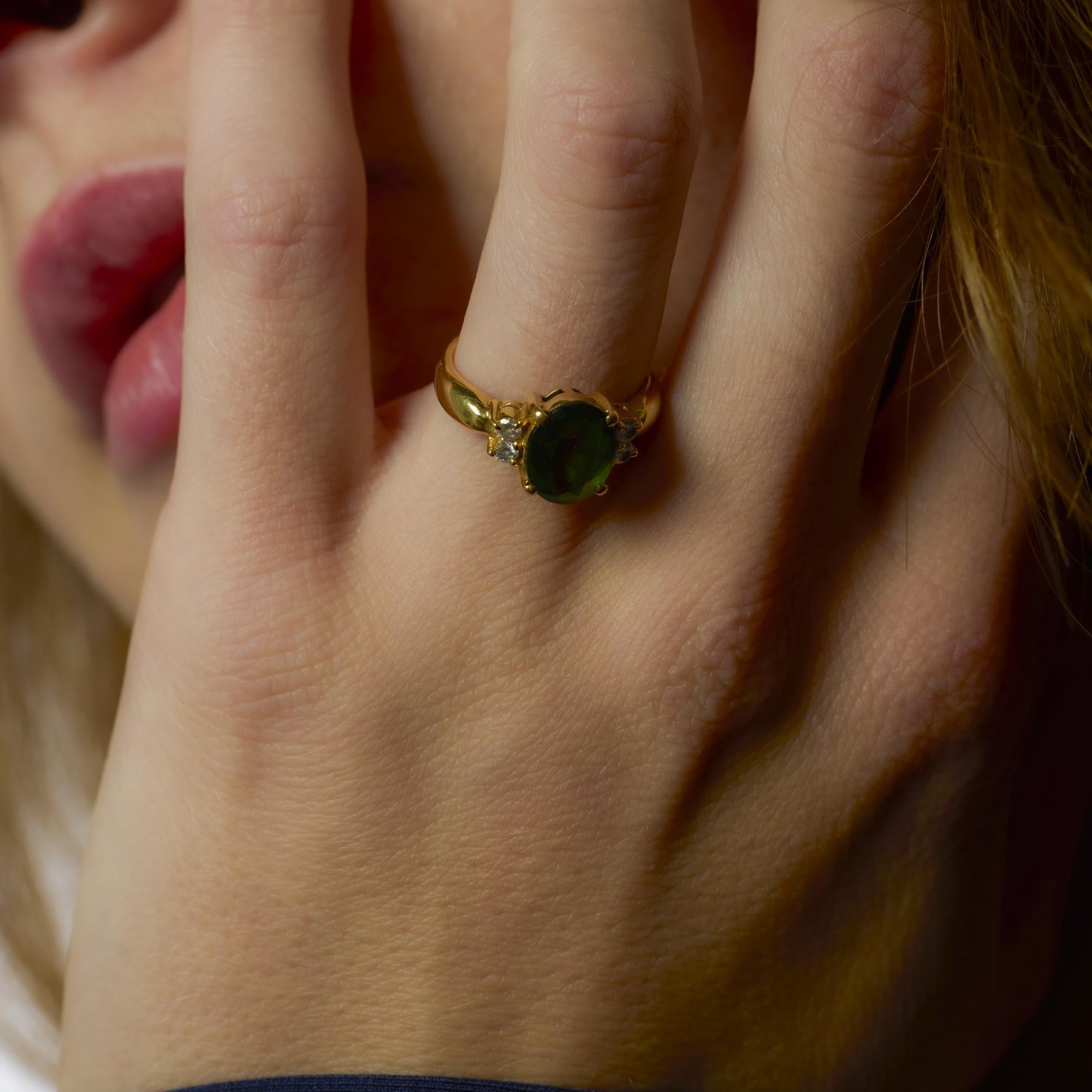Oval Cut Vintage 2.16 carat green tourmaline diamond 18k yellow gold ring For Sale