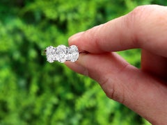 Anello di fidanzamento vintage a trilogia in oro bianco e diamanti da 2.19 carati