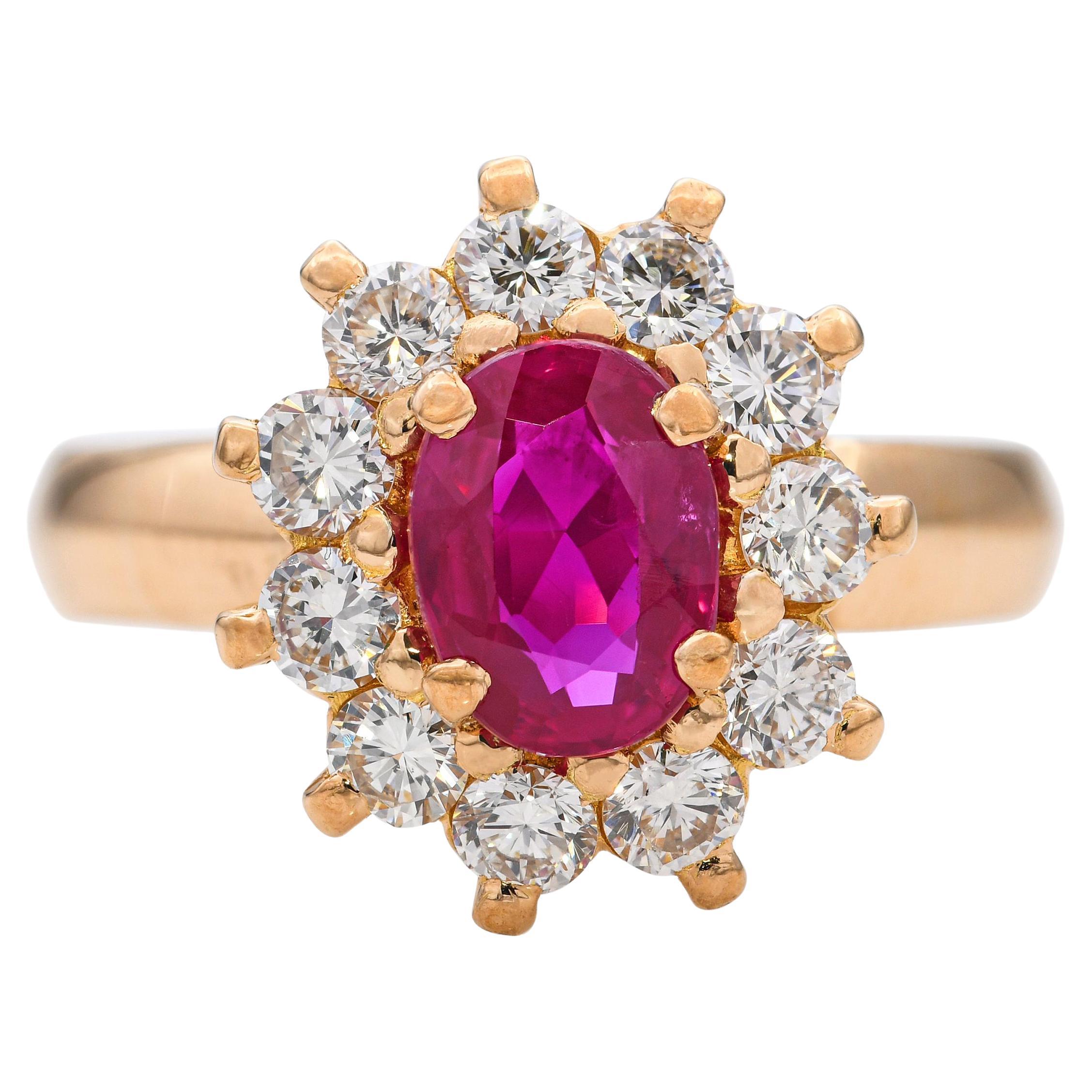Anillo vintage de oro amarillo de 21 quilates con halo de rubíes y diamantes de 0,75 ct