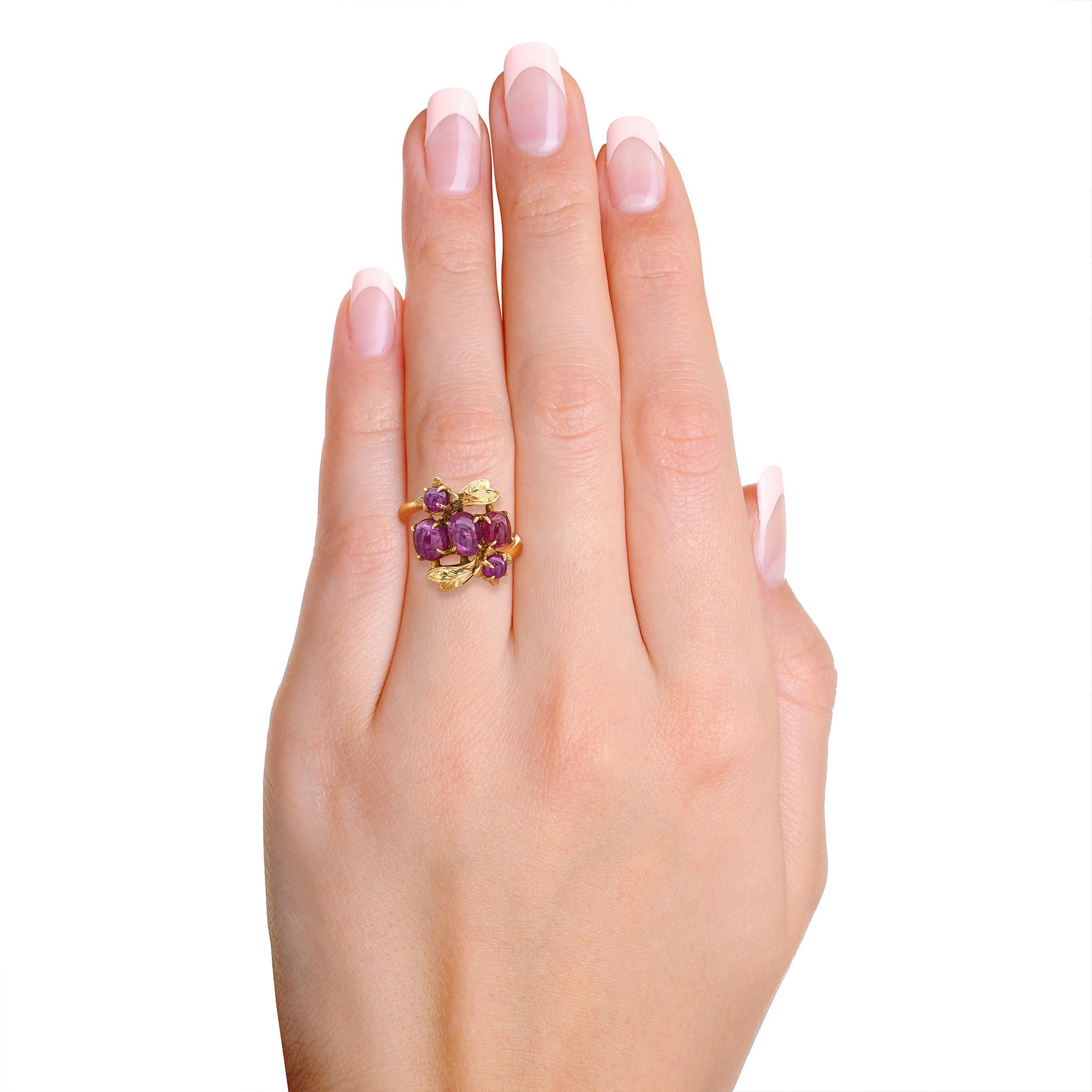 Vintage 21k Gelbgold 4.12tcw Star Ruby Cluster Blumenmotiv Ring (Gemischter Schliff) im Angebot