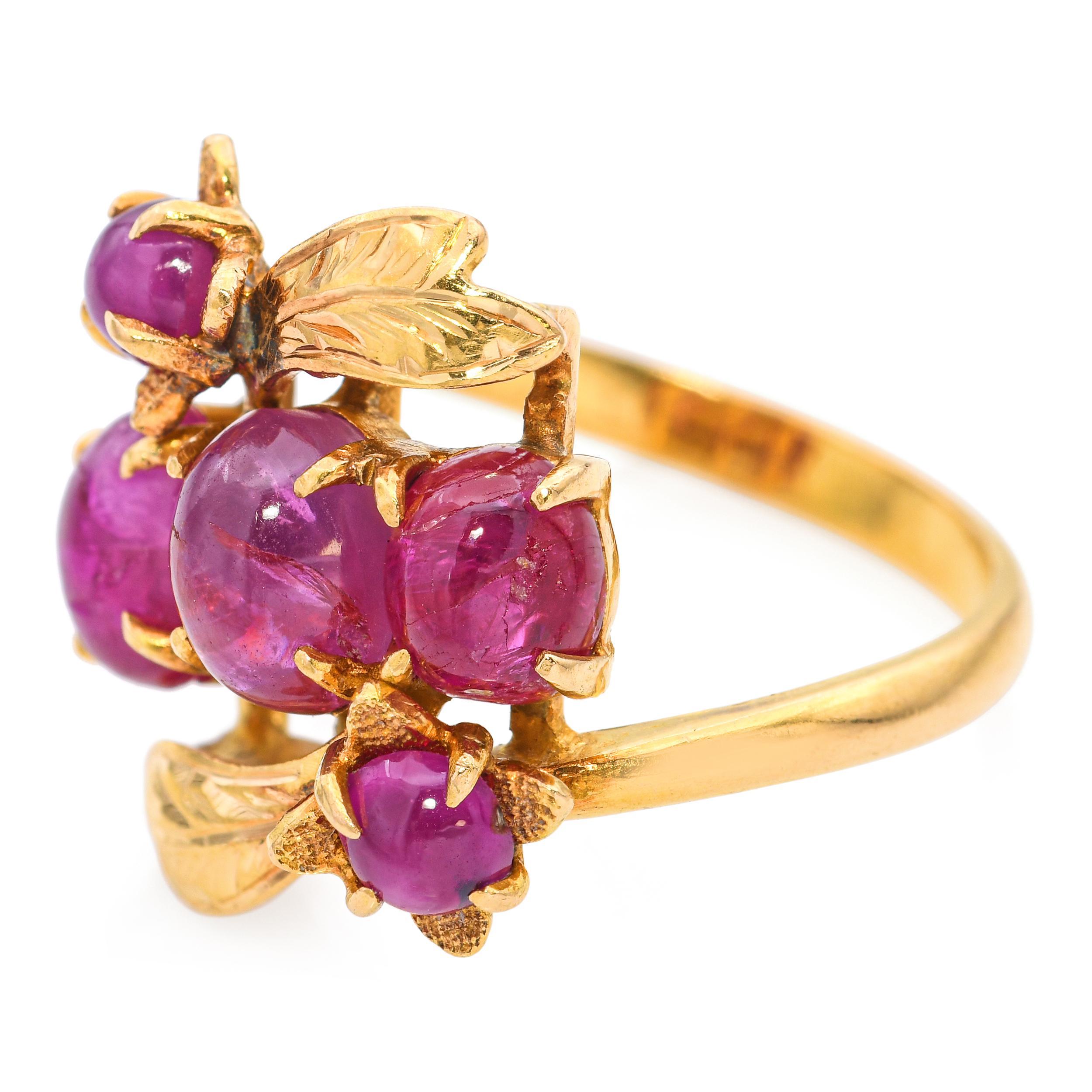 Vintage 21k Gelbgold 4.12tcw Star Ruby Cluster Blumenmotiv Ring im Zustand „Gut“ im Angebot in New York, NY