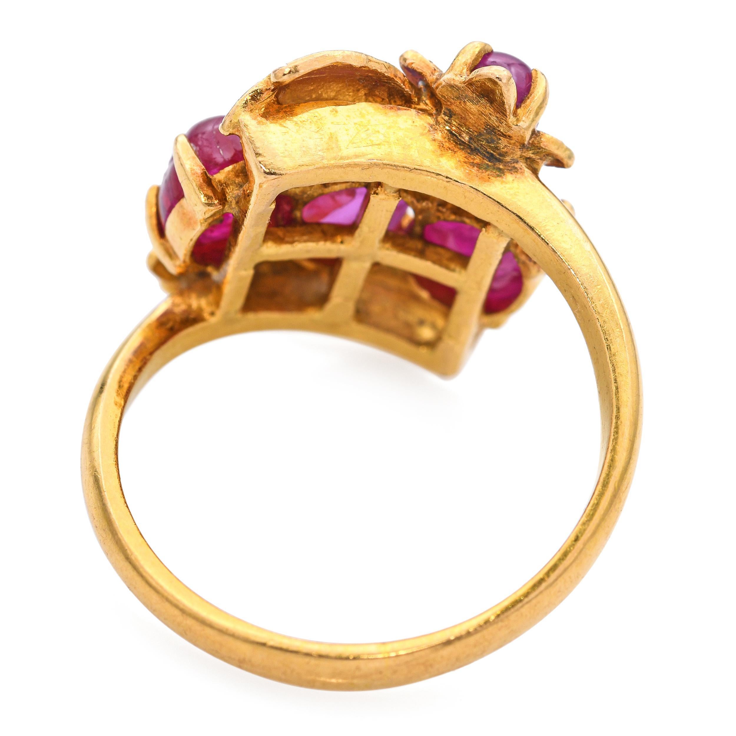 Vintage 21k Gelbgold 4.12tcw Star Ruby Cluster Blumenmotiv Ring für Damen oder Herren im Angebot