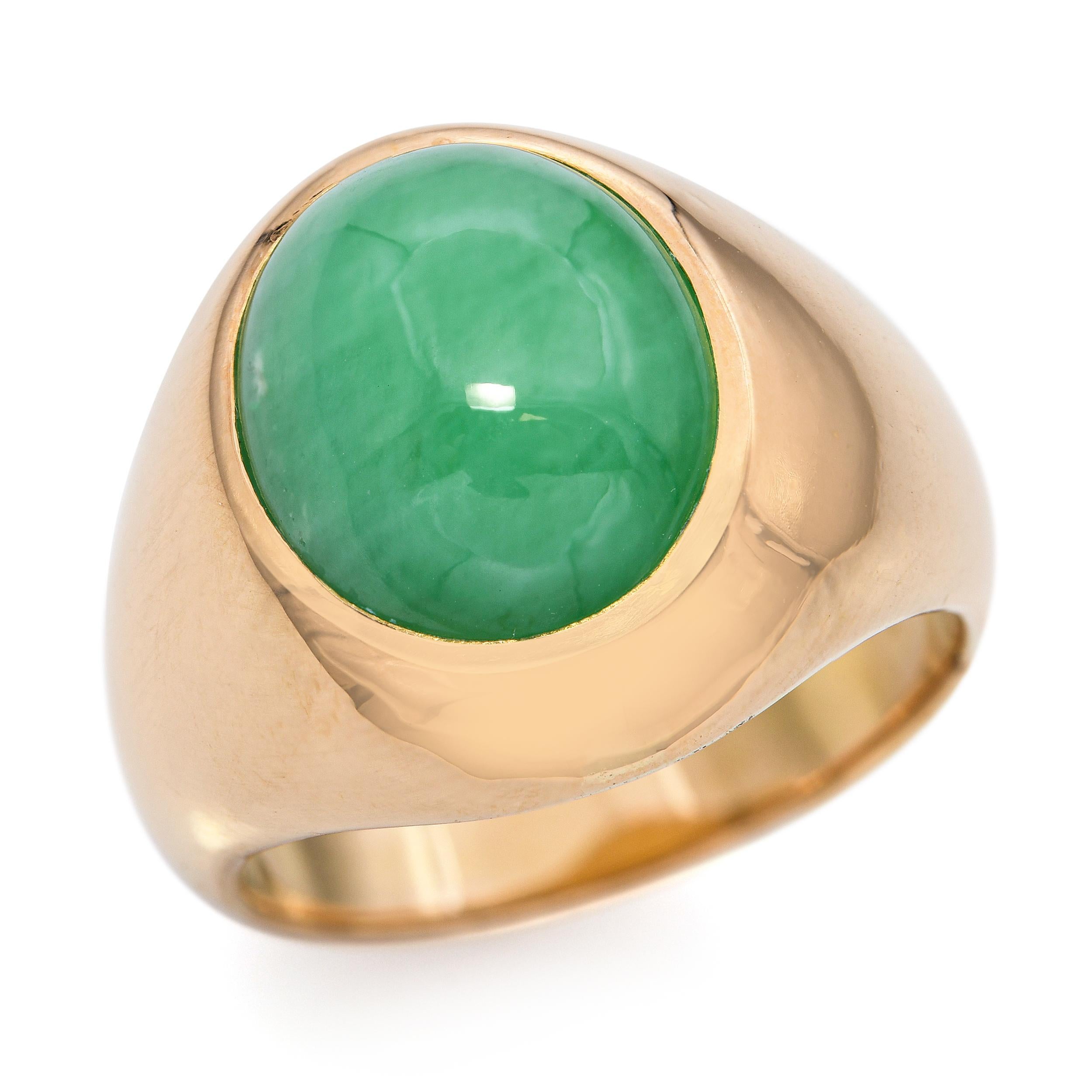 Cette bague vintage audacieuse présente un cabochon de jade richement saturé pesant 5,35 carats, d'un vert éclatant et d'une translucidité captivante. La lumière circule magnifiquement à travers la pierre, lui donnant une illumination presque