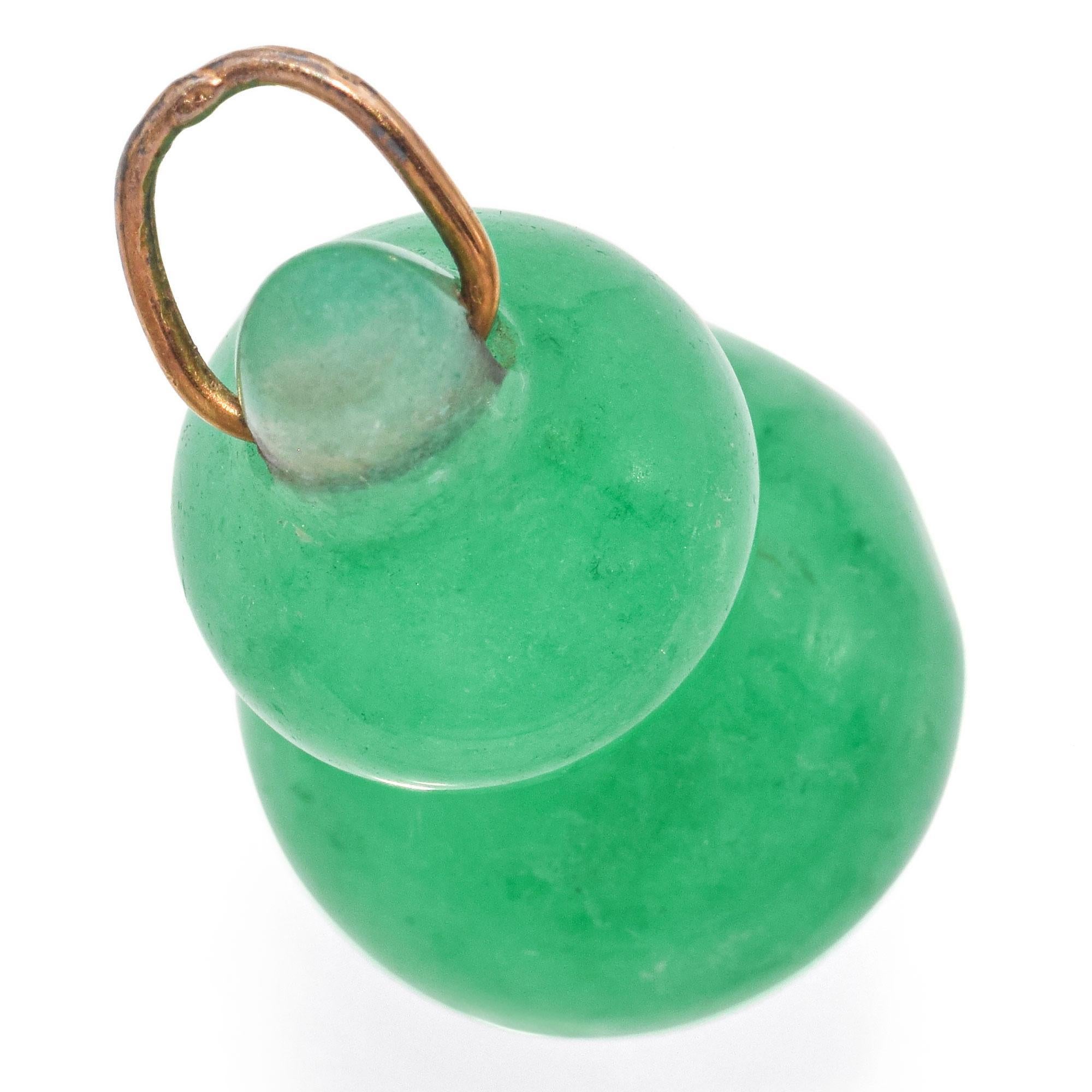 Vintage 21K Yellow Gold Carved Jade Gourd Pendant In Good Condition In New York, NY