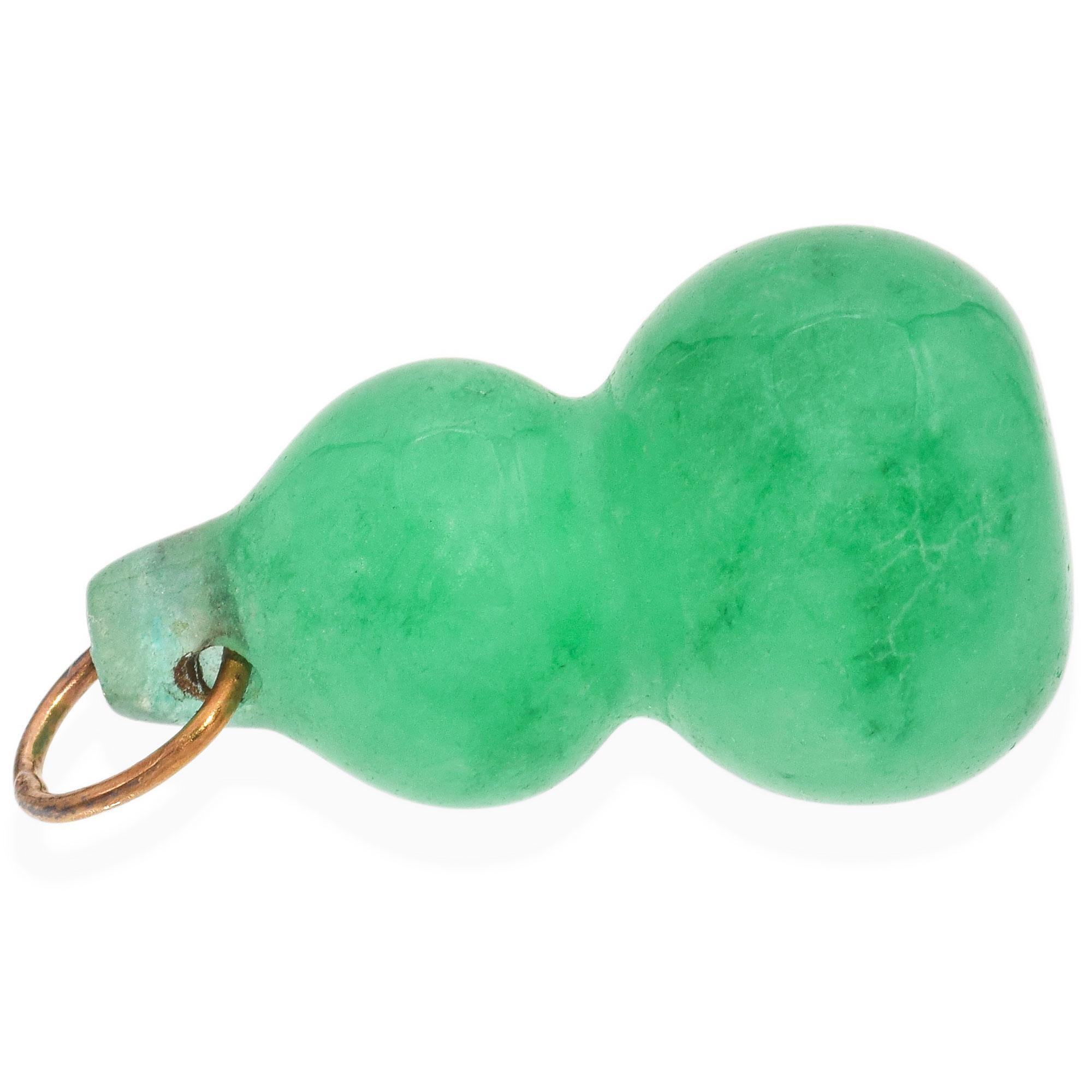Vintage 21K Yellow Gold Carved Jade Gourd Pendant 1