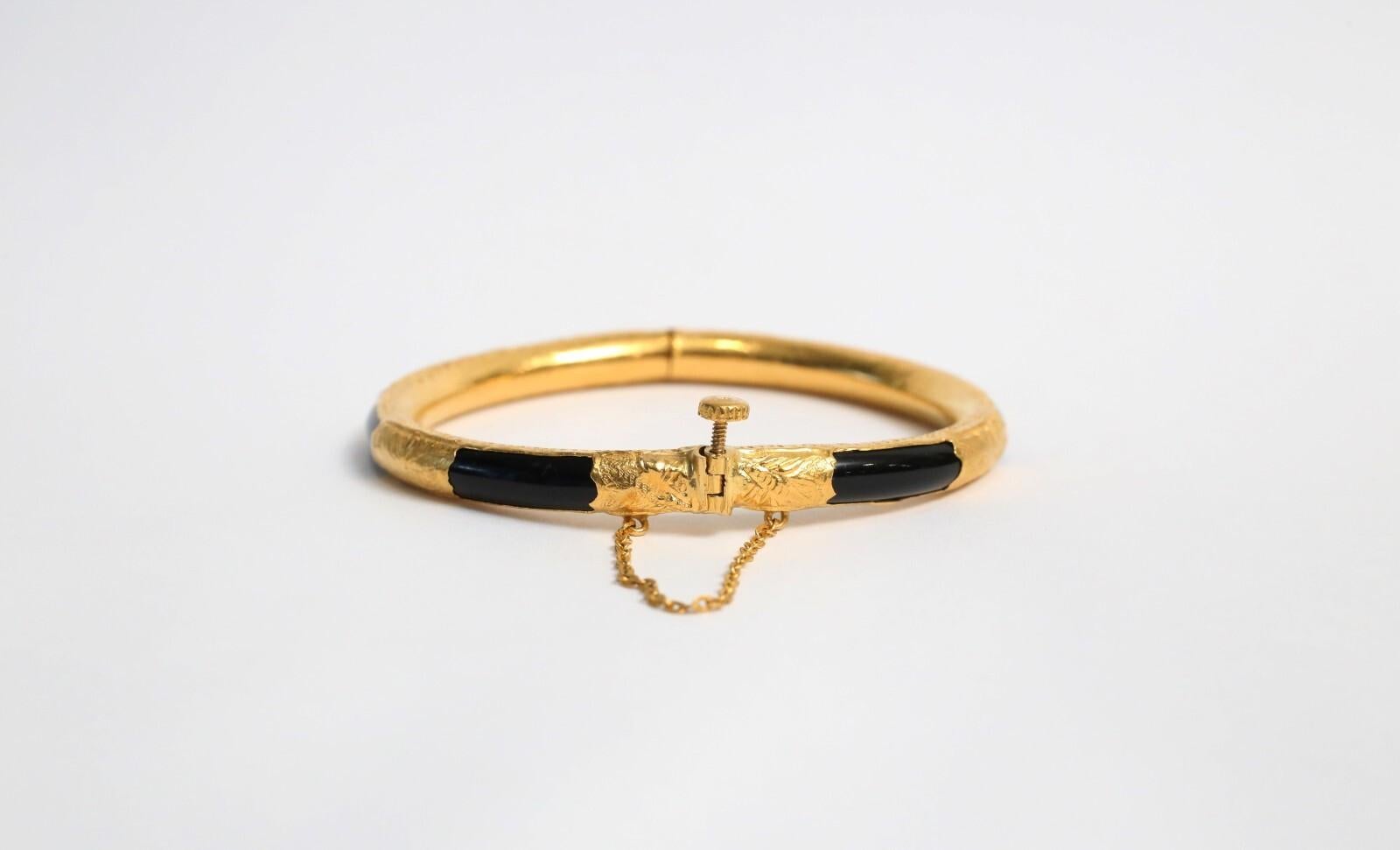 Brazalete de bisagra de jade negro chino vintage de oro amarillo de 21 quilates, 7 pulgadas - 17,9 g en Bueno estado para la venta en Providence, RI