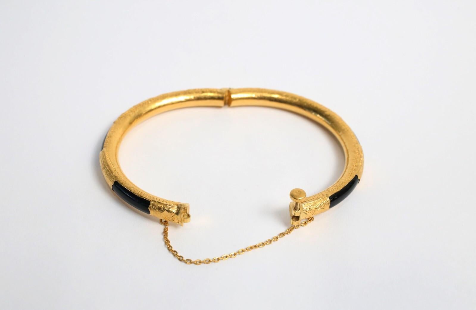 Brazalete de bisagra de jade negro chino vintage de oro amarillo de 21 quilates, 7 pulgadas - 17,9 g en venta 1