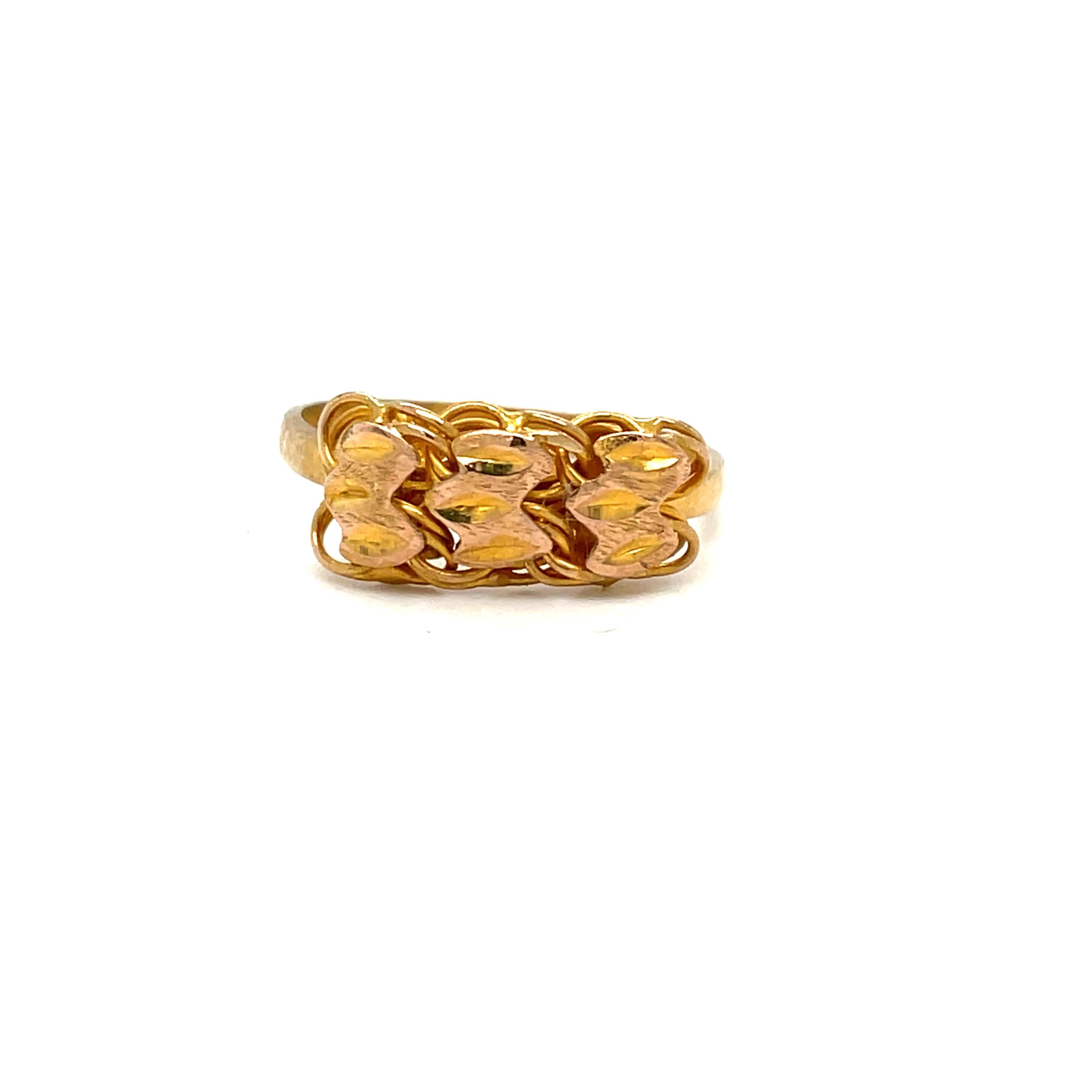 This vintage Bismarck ring is really beautiful! It's made by hand and has a pretty textural linking pattern that's both classic and traditional.
The ring is made of 21k yellow gold, which makes it look rich and warm. It's 7.8 mm wide at the top and