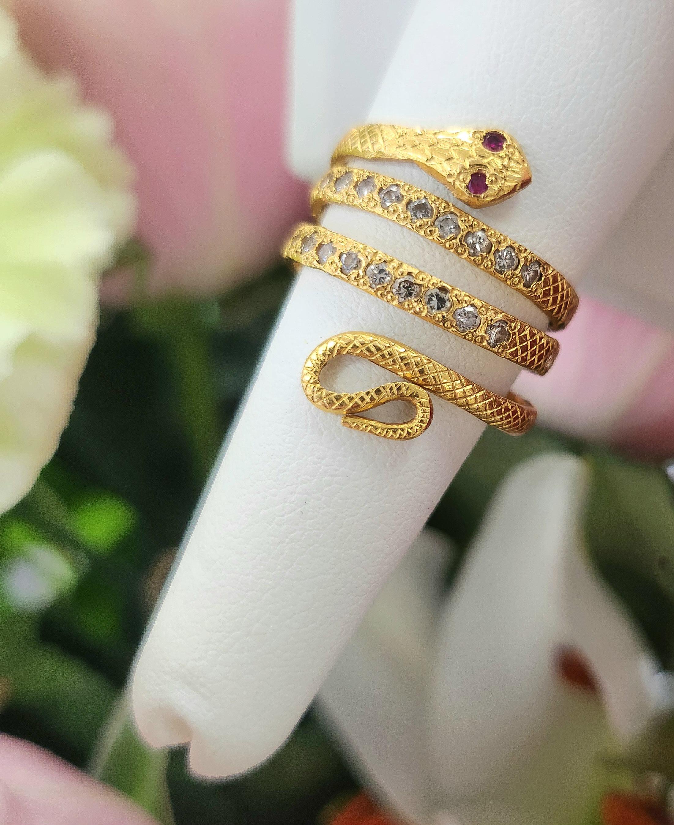 Audace, esotico e ricco di simbolismi, questo anello con serpente vintage è una straordinaria espressione di arte e misticismo. Sapientemente realizzato in luminoso oro giallo 21 carati, il serpente si avvolge con grazia intorno al dito, con il