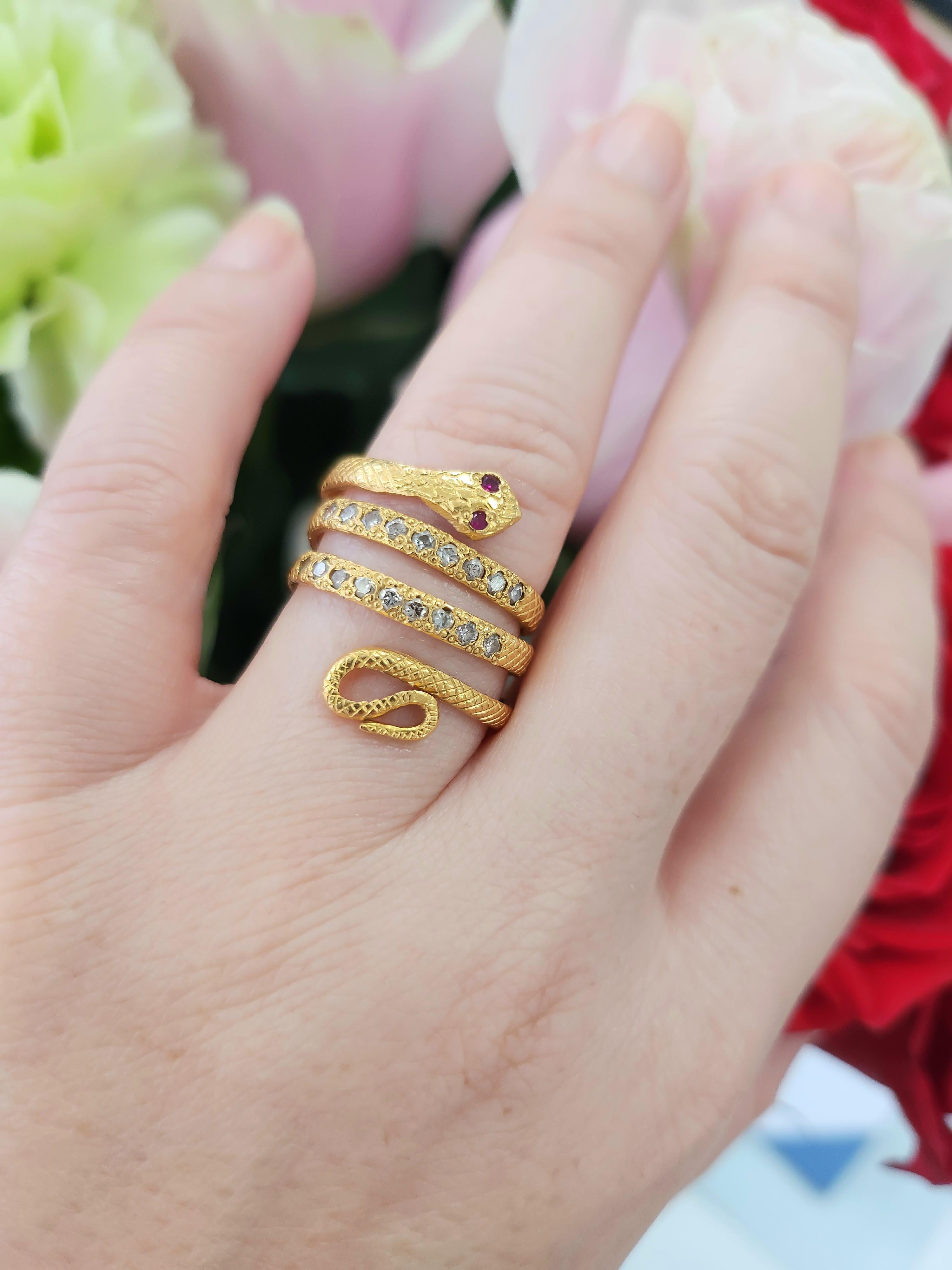 Artigiano Anello serpente d'epoca in oro giallo 21K con accenti di diamanti e occhi di rubino - 9,1 Grammi in vendita