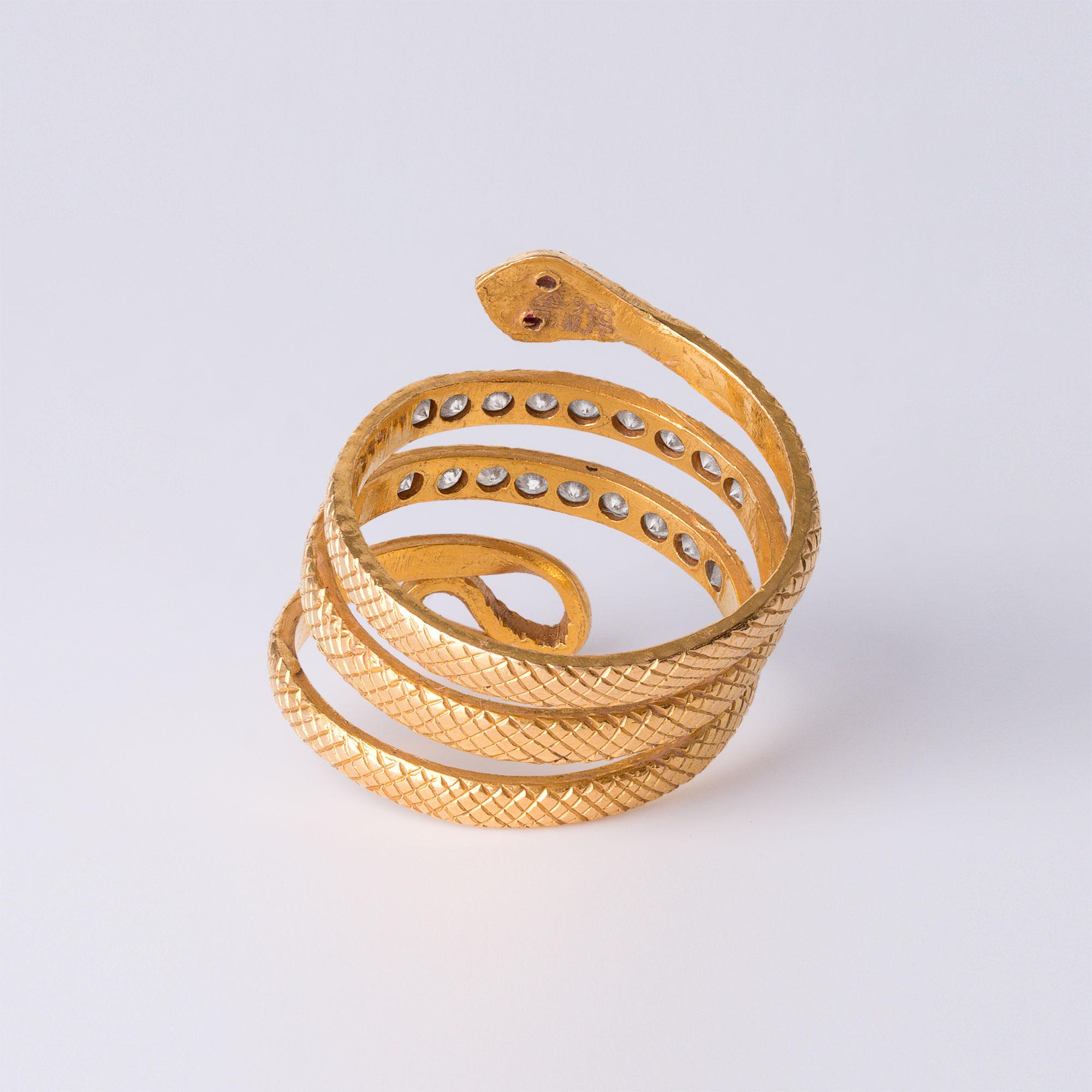 Taglio rotondo Anello serpente d'epoca in oro giallo 21K con accenti di diamanti e occhi di rubino - 9,1 Grammi in vendita