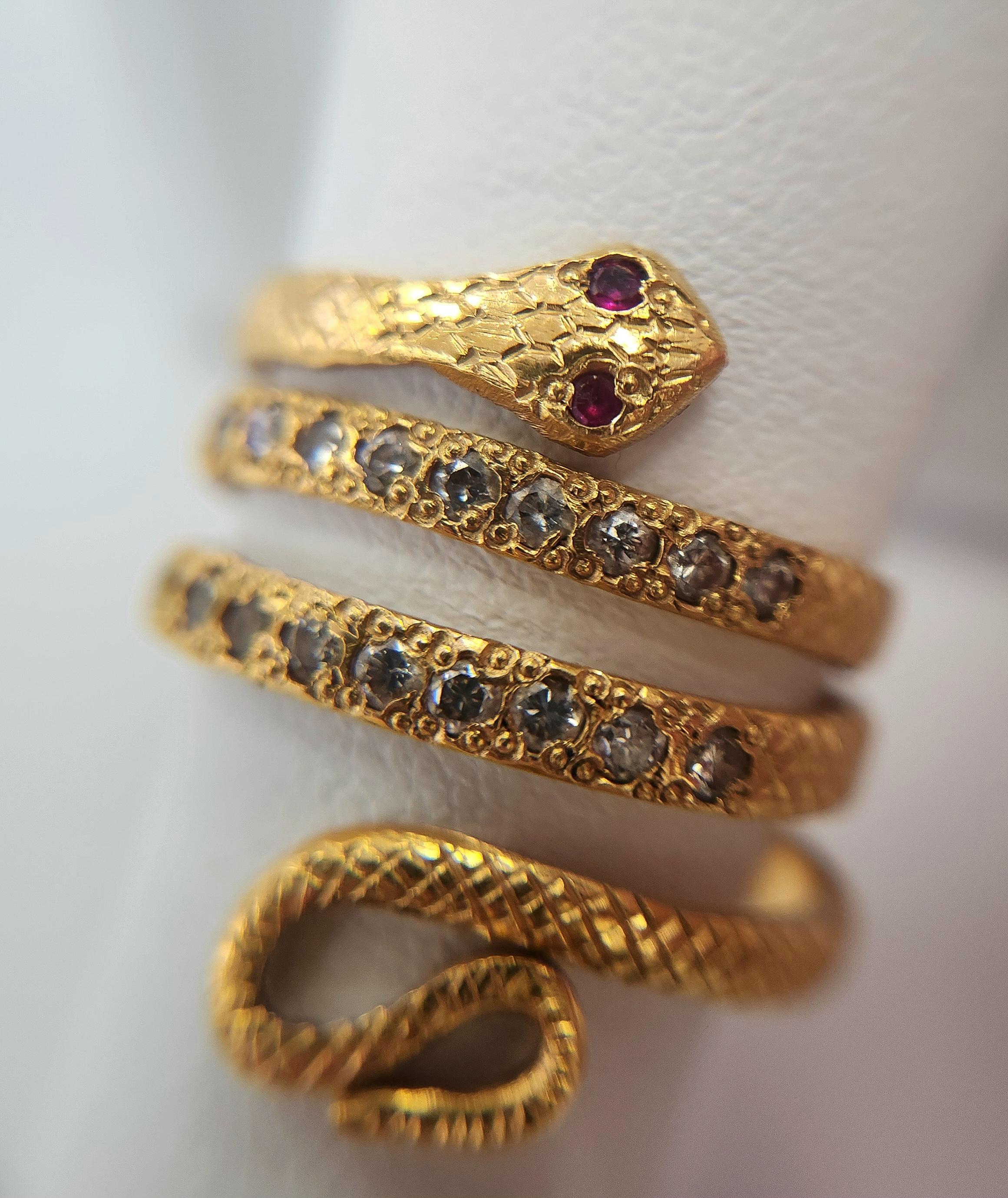 Anello serpente d'epoca in oro giallo 21K con accenti di diamanti e occhi di rubino - 9,1 Grammi In condizioni ottime in vendita a Los Angeles, CA