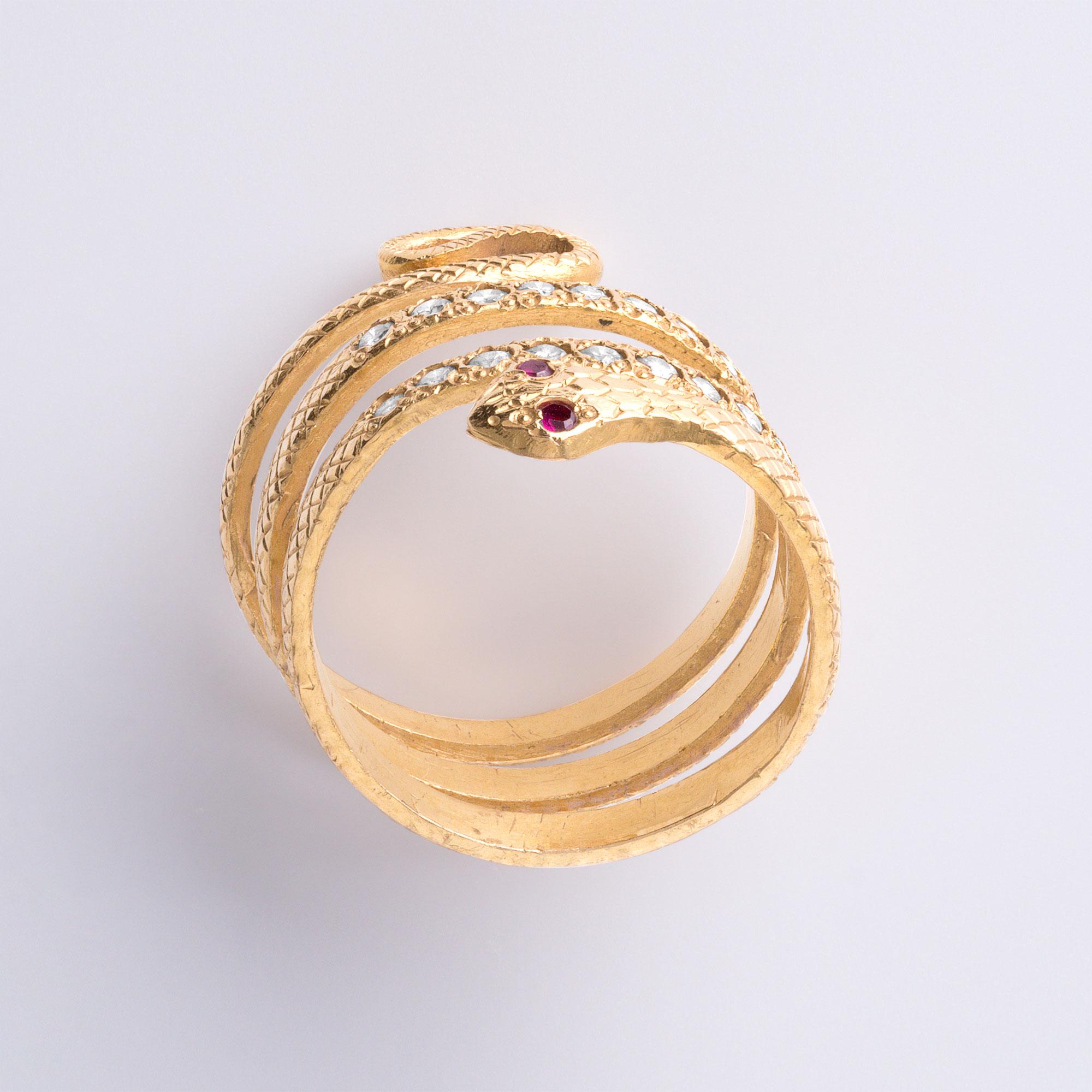 Donna Anello serpente d'epoca in oro giallo 21K con accenti di diamanti e occhi di rubino - 9,1 Grammi in vendita