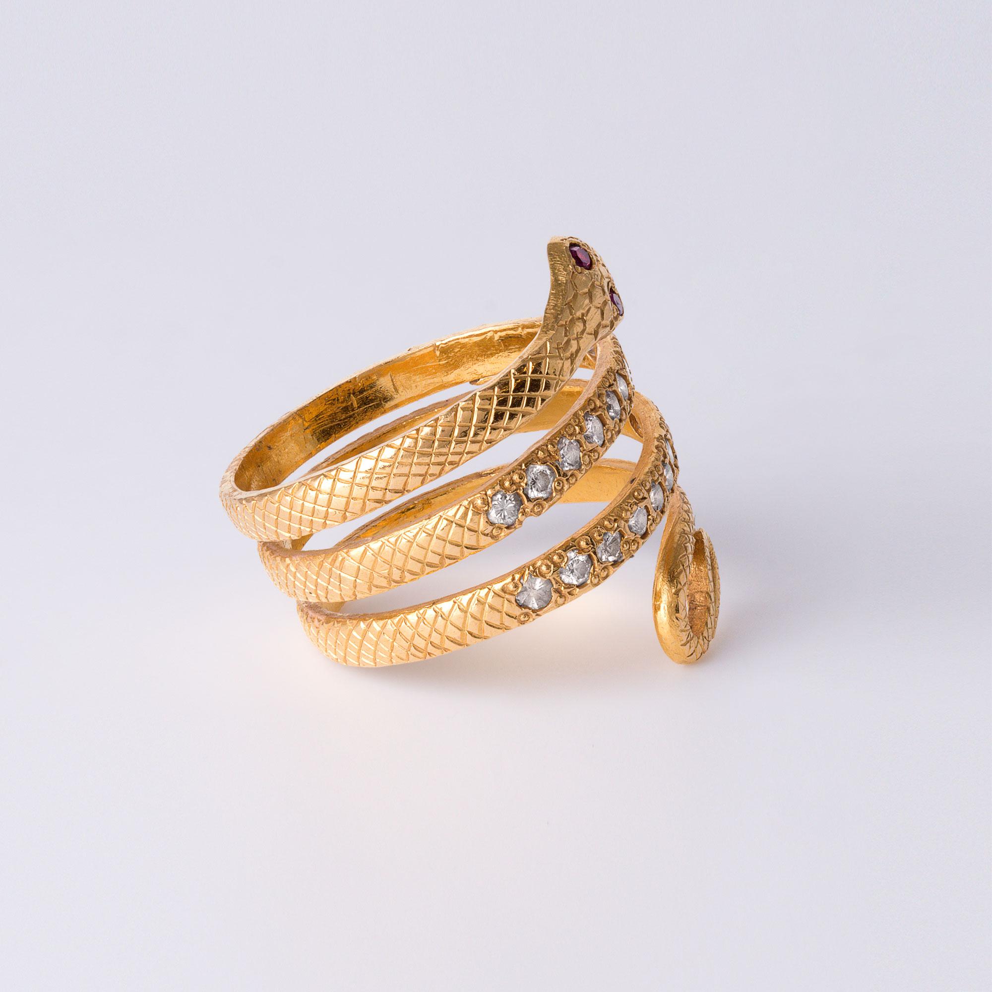 Anello serpente d'epoca in oro giallo 21K con accenti di diamanti e occhi di rubino - 9,1 Grammi in vendita 1