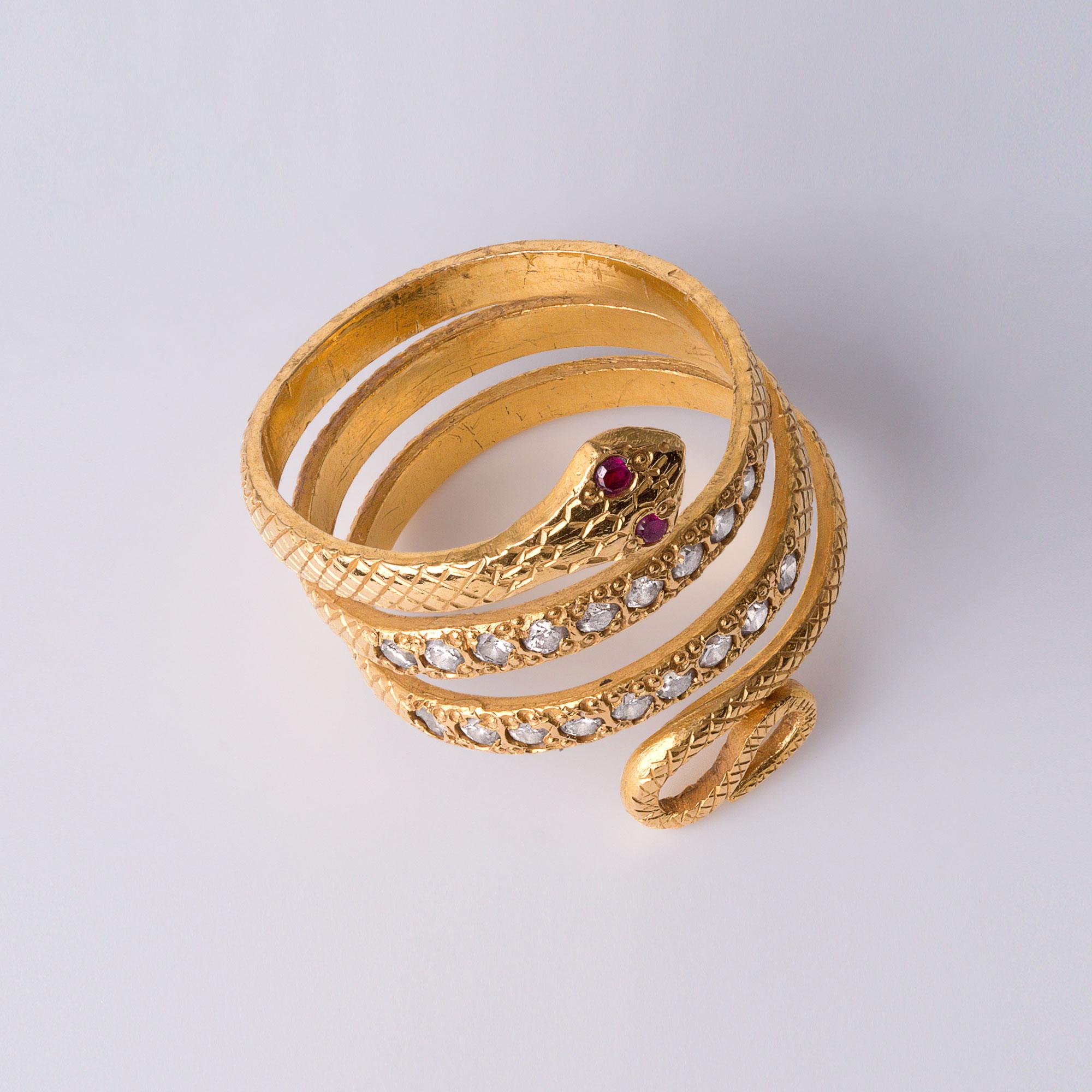 Anello serpente d'epoca in oro giallo 21K con accenti di diamanti e occhi di rubino - 9,1 Grammi in vendita 2