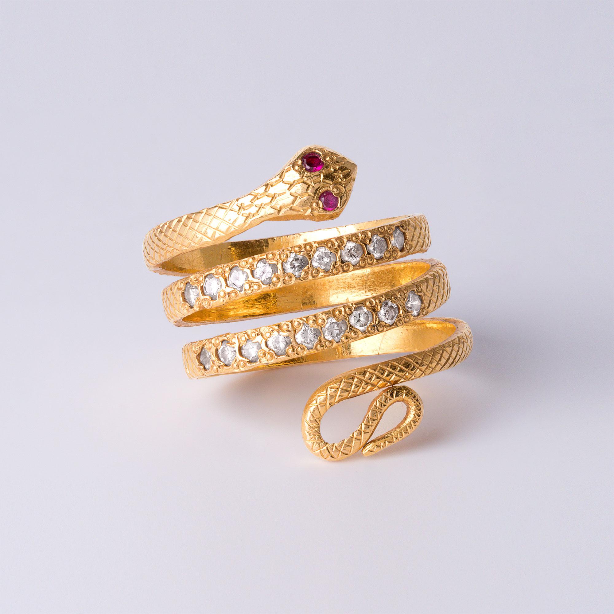 Anello serpente d'epoca in oro giallo 21K con accenti di diamanti e occhi di rubino - 9,1 Grammi in vendita 3