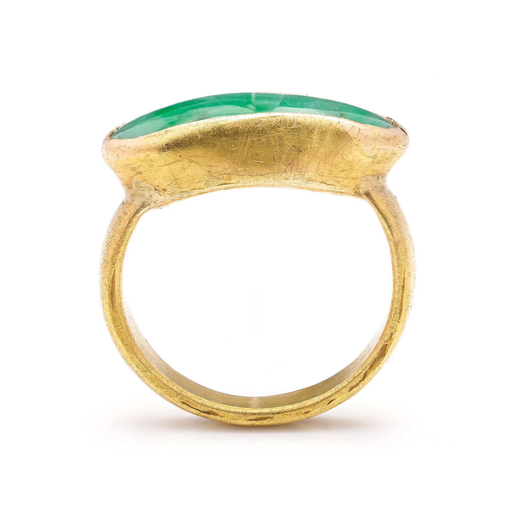 Vintage 21 Karat Gold Men’s Ring with Elongated Jade In Good Condition In Braintree, GB