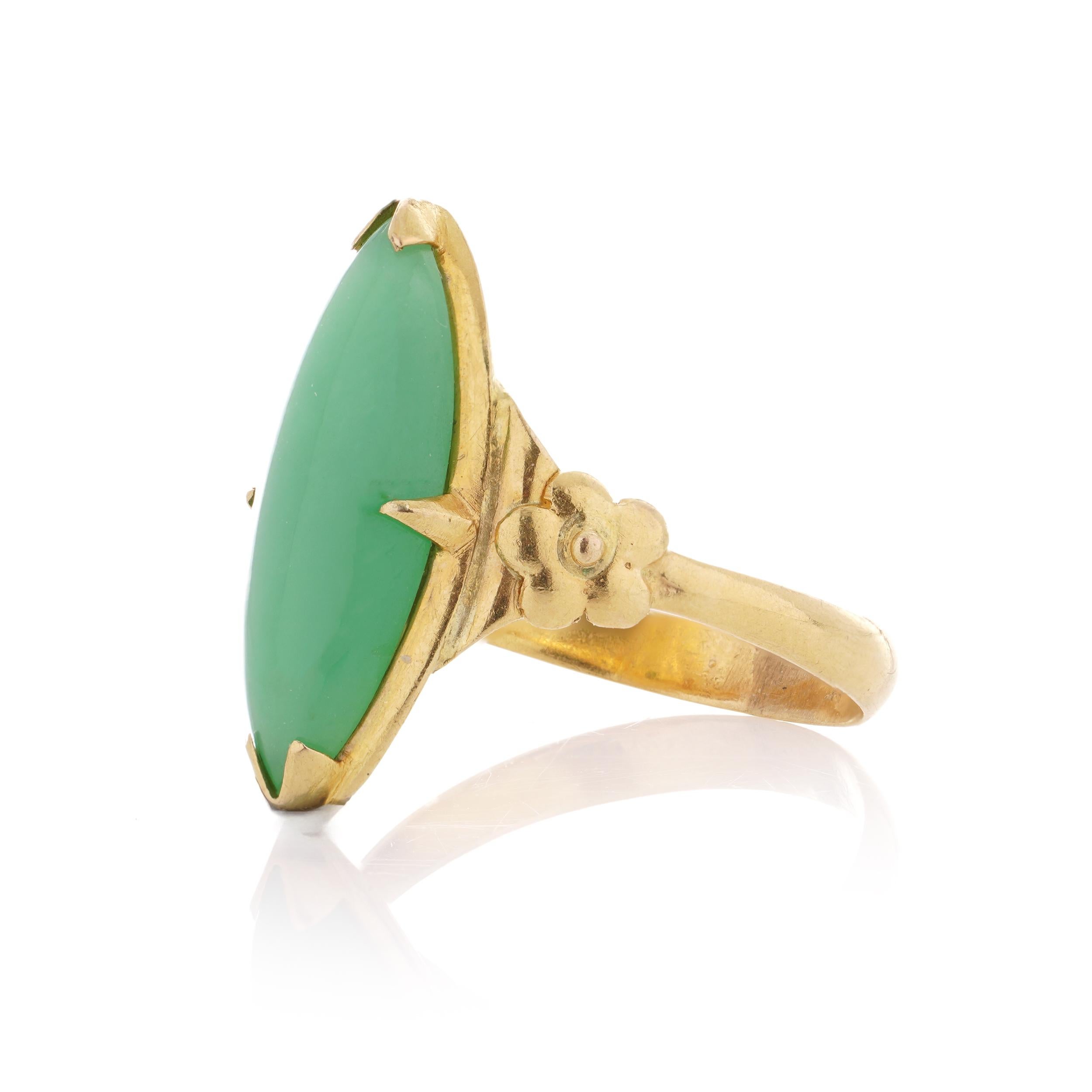 Vintage 21kt. yellow gold marquise cut jade ring In Good Condition For Sale In Braintree, GB