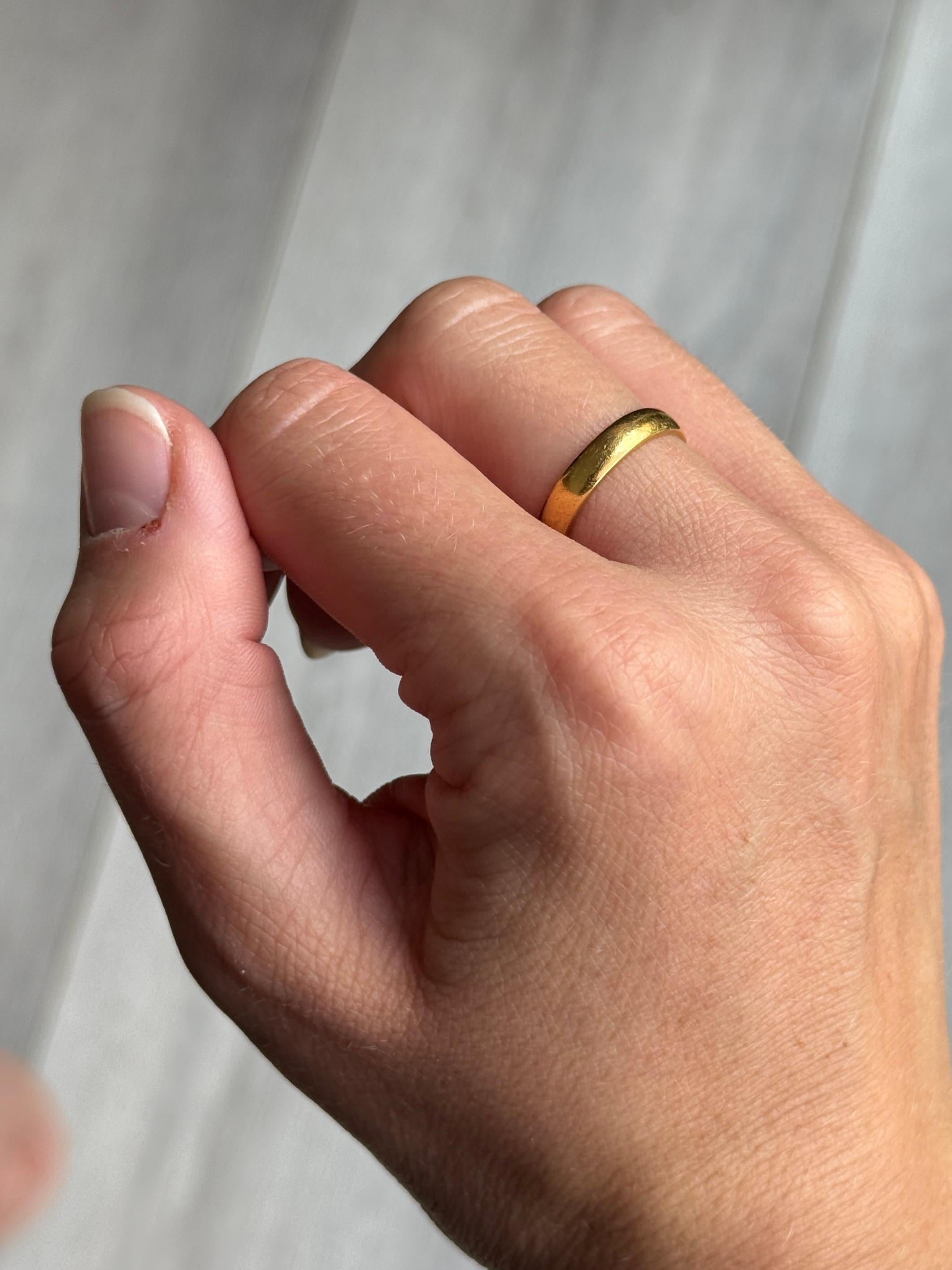 Los anillos de oro sencillos son la clásica alianza de boda o pueden llevarse como un elegante anillo de uso diario para apilar o llevar solos. Modelada en oro de 22 ct y fabricada en Birmingham, 1953. 

Tamaño del anillo: L o 5 3/4
Ancho de banda: