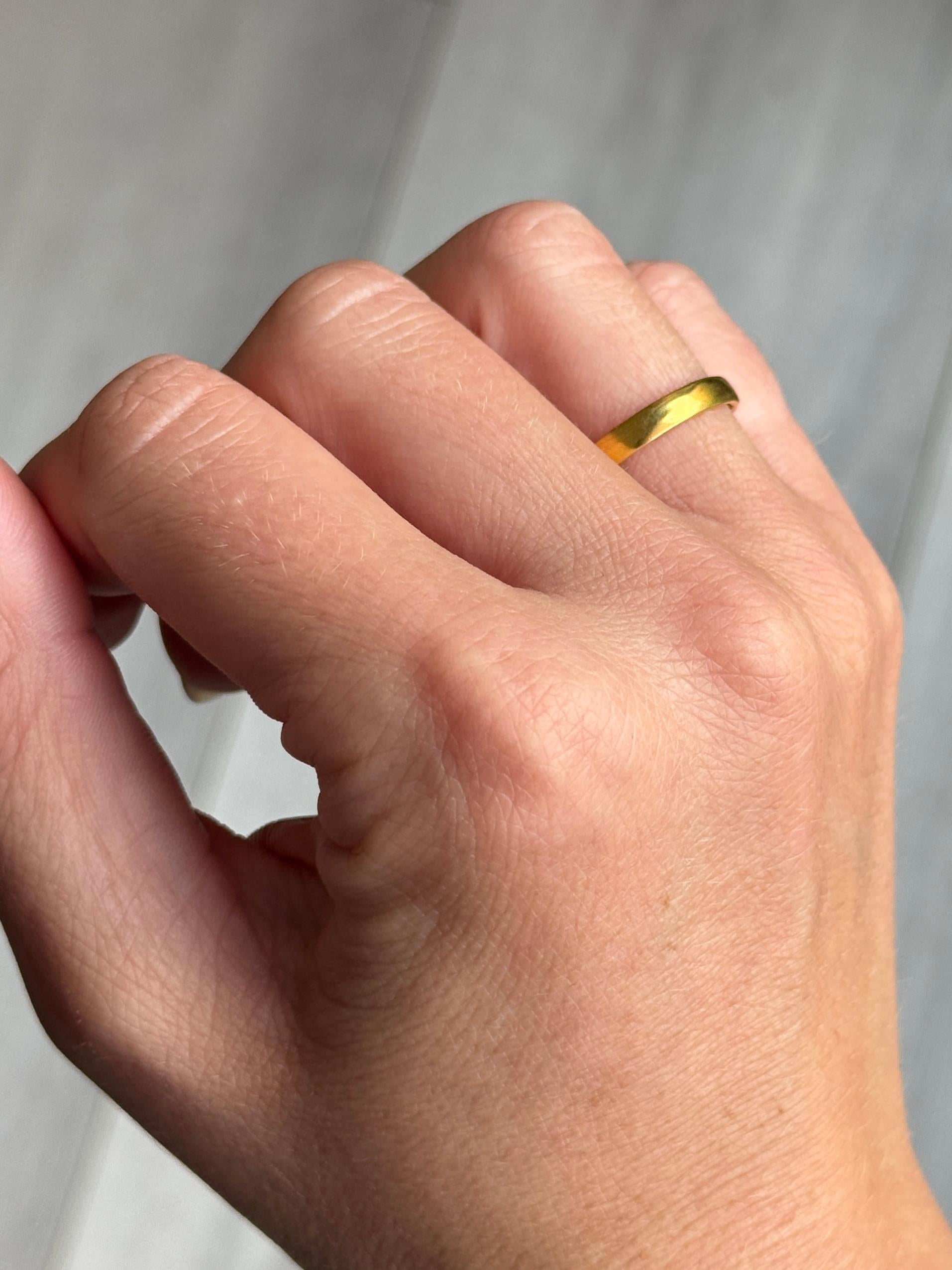 Banda de oro brillante de 22 ct. Perfecta para una alianza de boda o una simple pieza de diario. Hallmarked Londres 1968. Ten en cuenta que hay cuentas artríticas en el interior de la banda que hacen que el anillo quede ligeramente más pequeño.