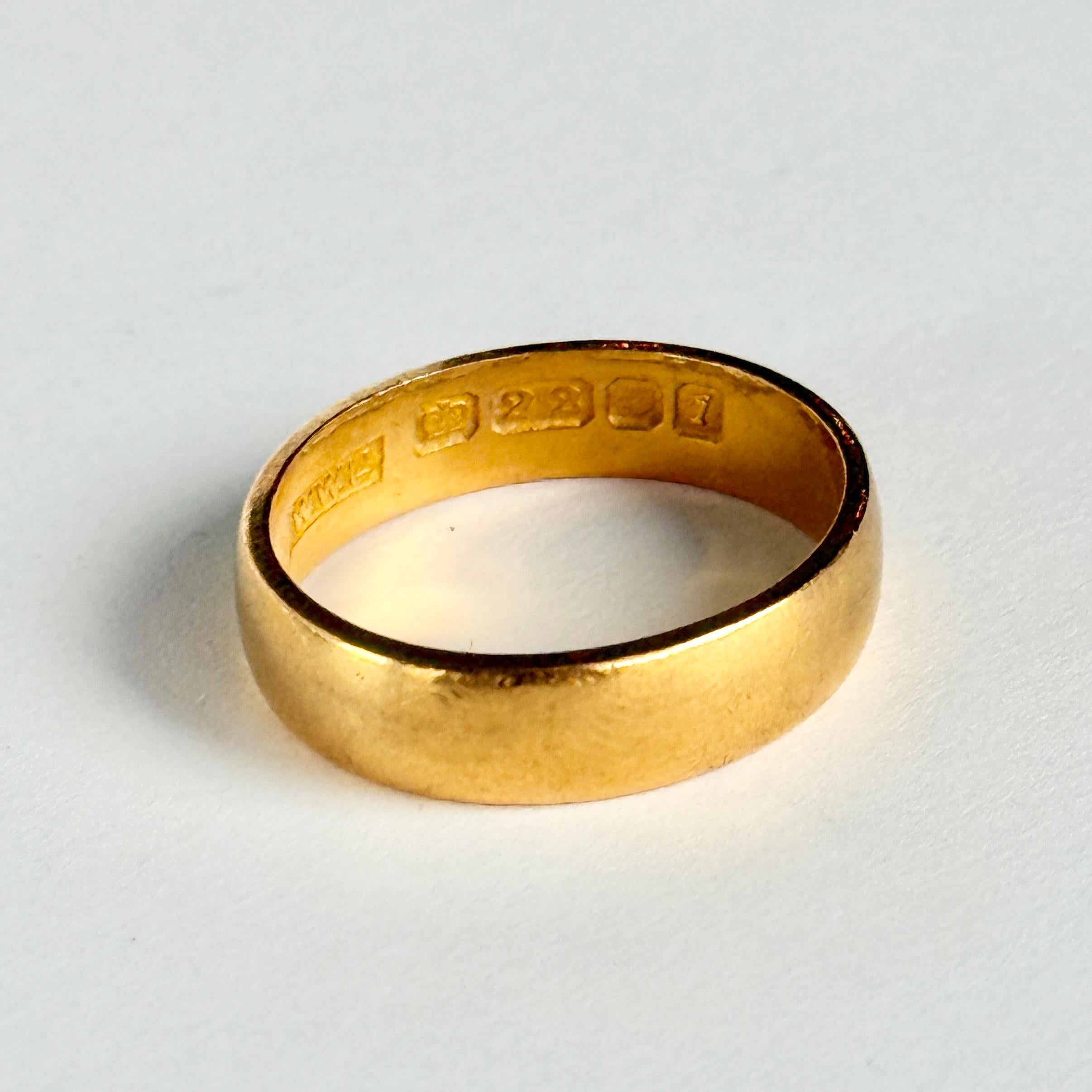 Fascia in oro lucido 22ct. Perfetto per una fede nuziale o per un semplice pezzo di uso quotidiano. Marchio di fabbrica Londra 1964.

Misura dell'anello: J o 4 3/4 
Larghezza della banda: 4,5 mm
Altezza dal dito: 0.75 mm

Peso: 3.3 g