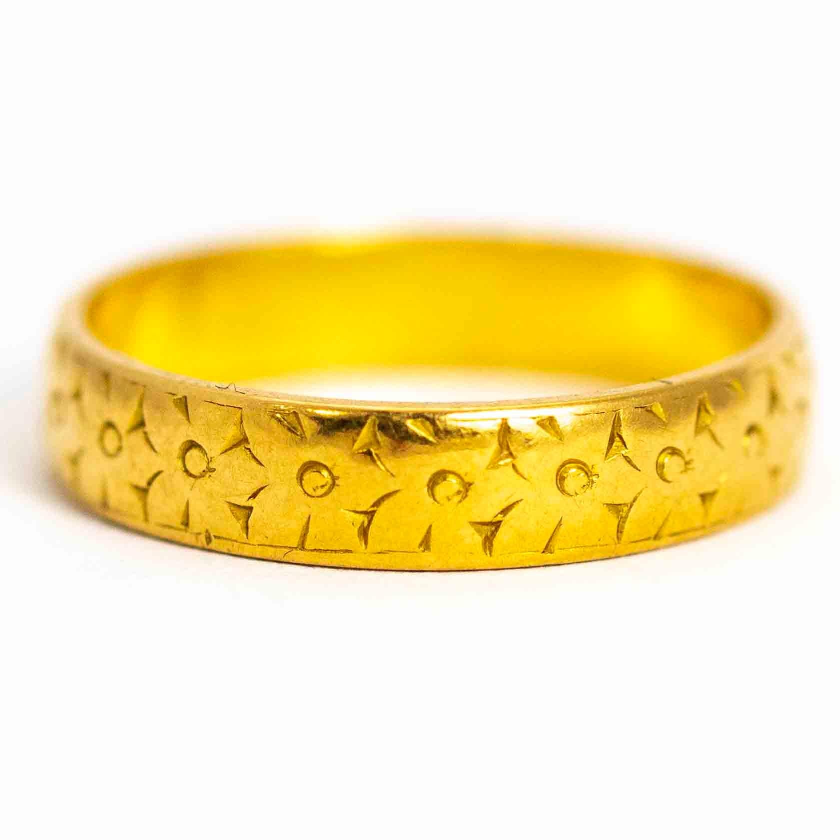 A superb vintage 22 carat yellow gold band fully set with beautiful hand-engraved floral detailing. Fully hallmarked 1957 Birmingham, England.

Ring Size: UK N, US 7