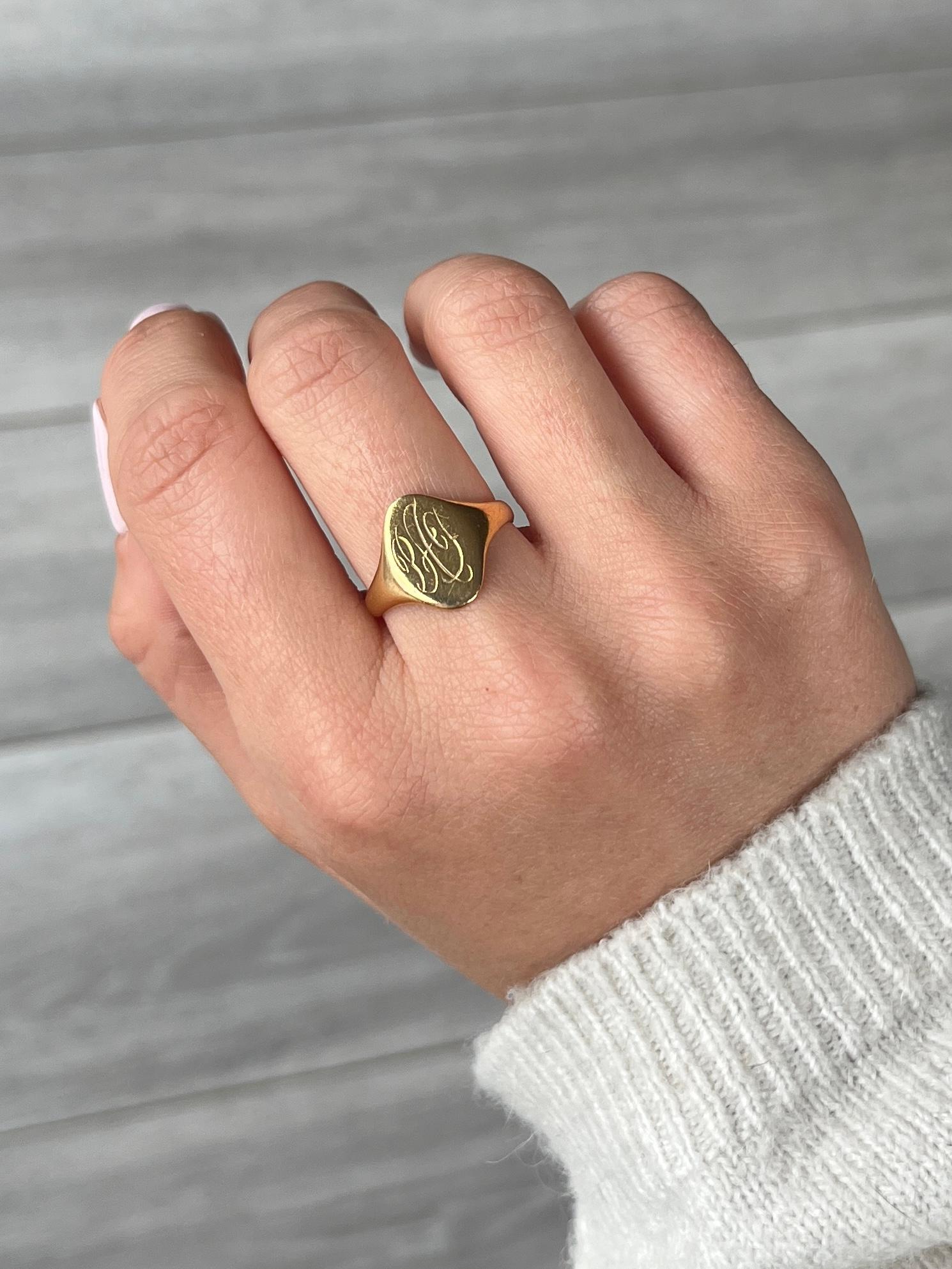 Vintage 22 Carat Gold Signet Ring In Good Condition For Sale In Chipping Campden, GB