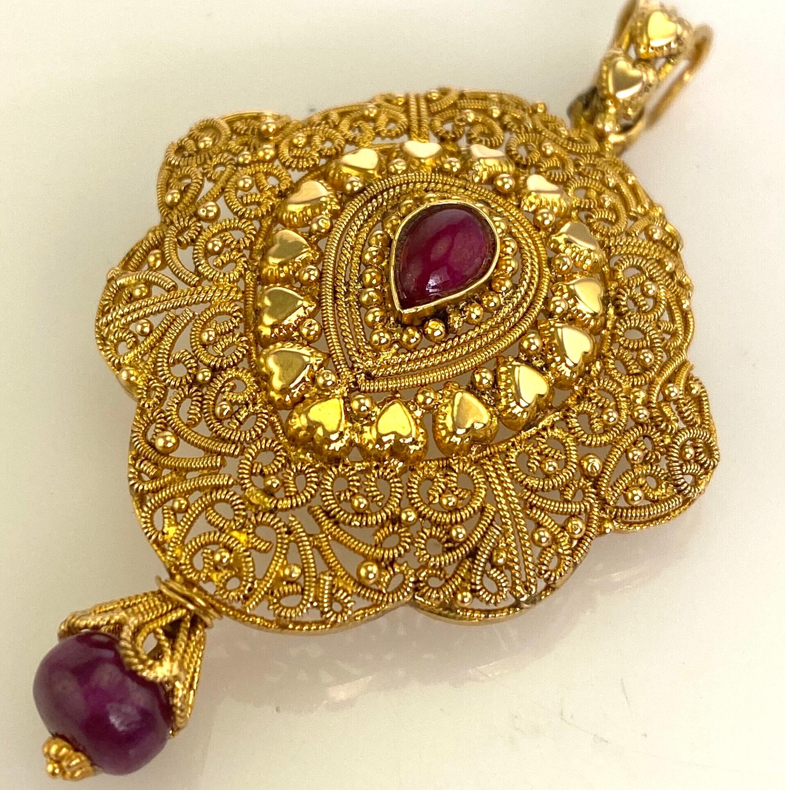 Contemporary Vintage 22 Karat Gold Moghul Necklace and Earrings Natural Rubies.  For Sale