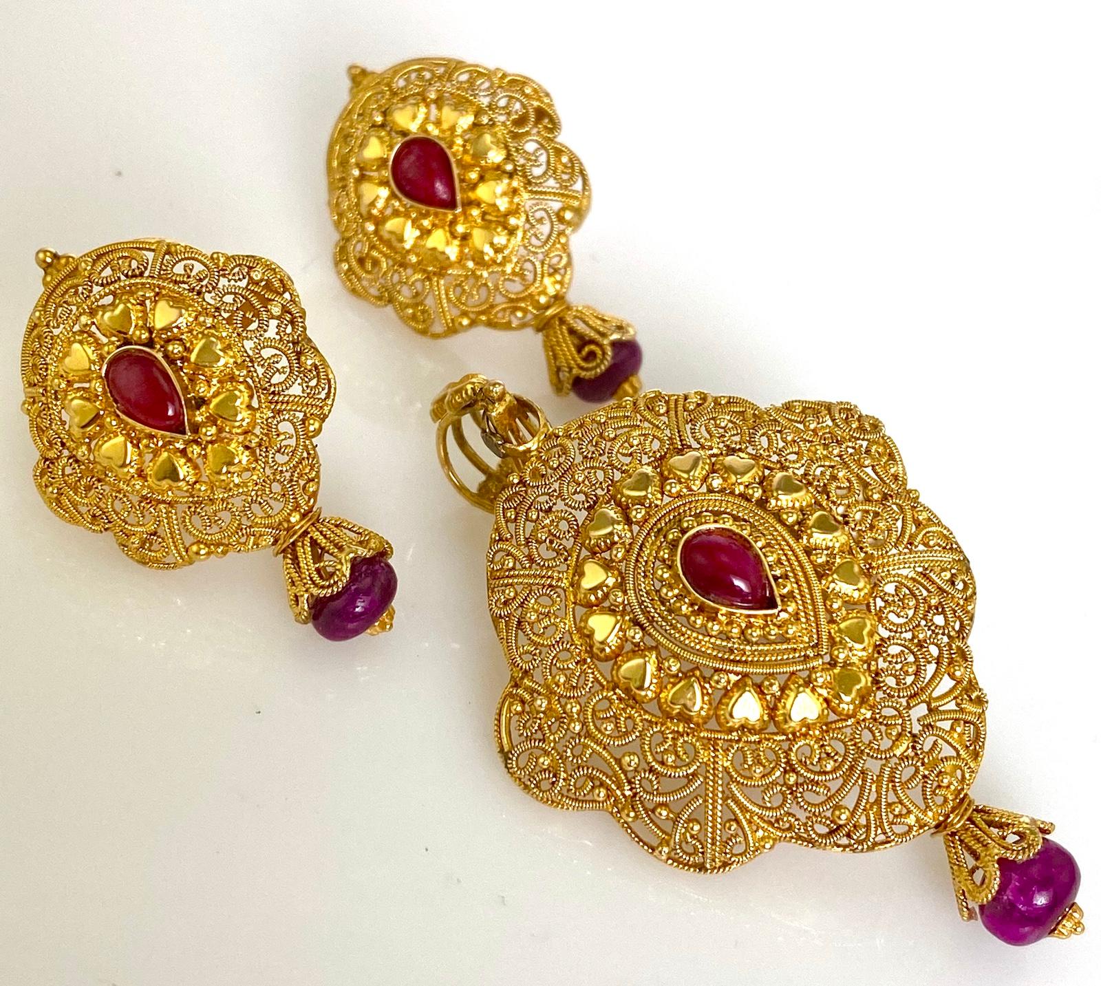 Women's Vintage 22 Karat Gold Moghul Necklace and Earrings Natural Rubies.  For Sale