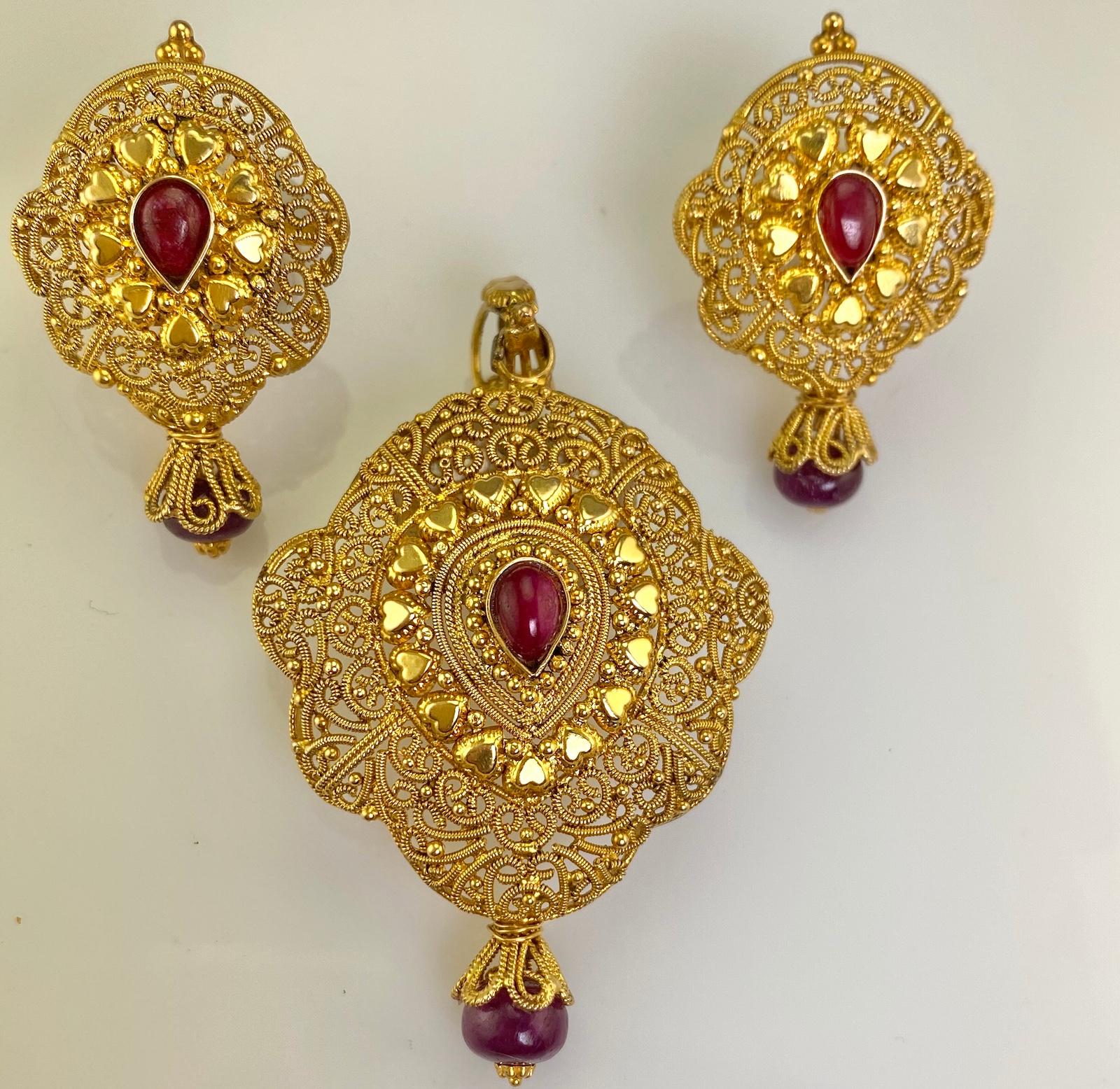 Vintage 22 Karat Gold Moghul Necklace and Earrings Natural Rubies.  For Sale 1