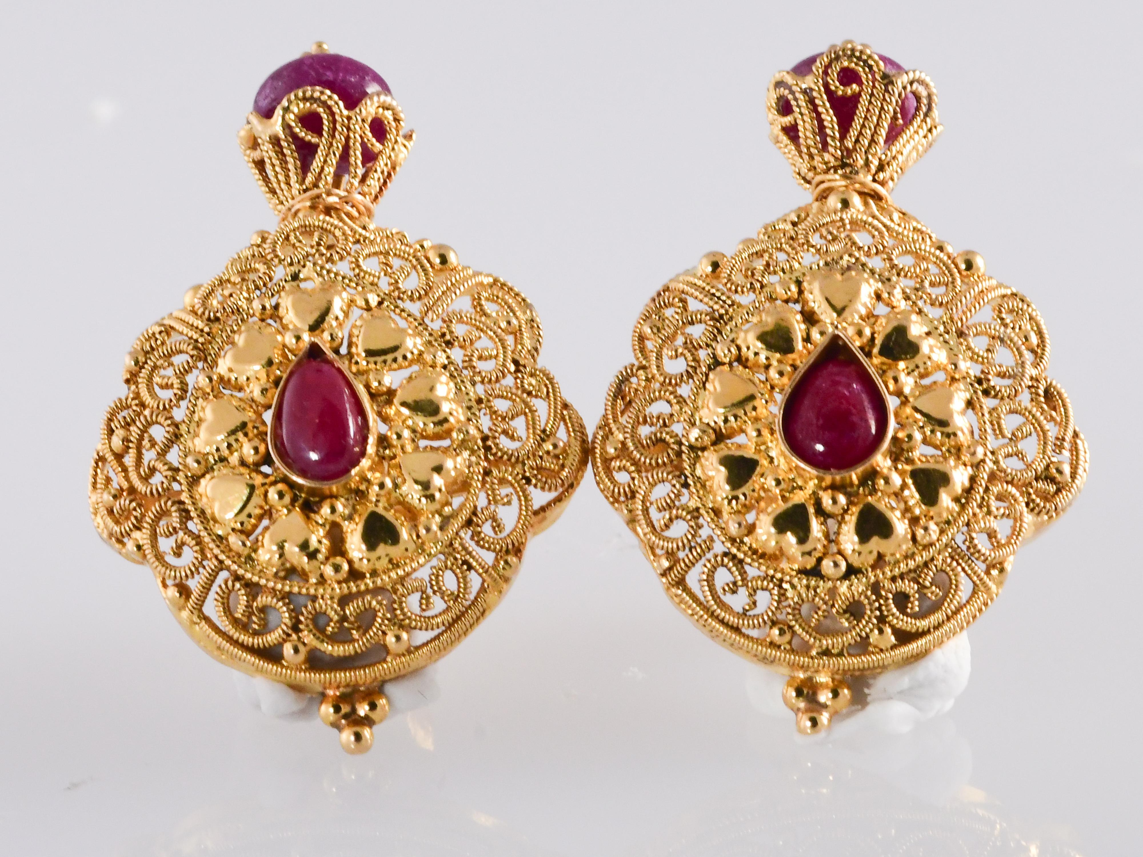 Round Cut Vintage 22 Karat Gold Moghul Necklace and Earrings Natural Rubies.  For Sale