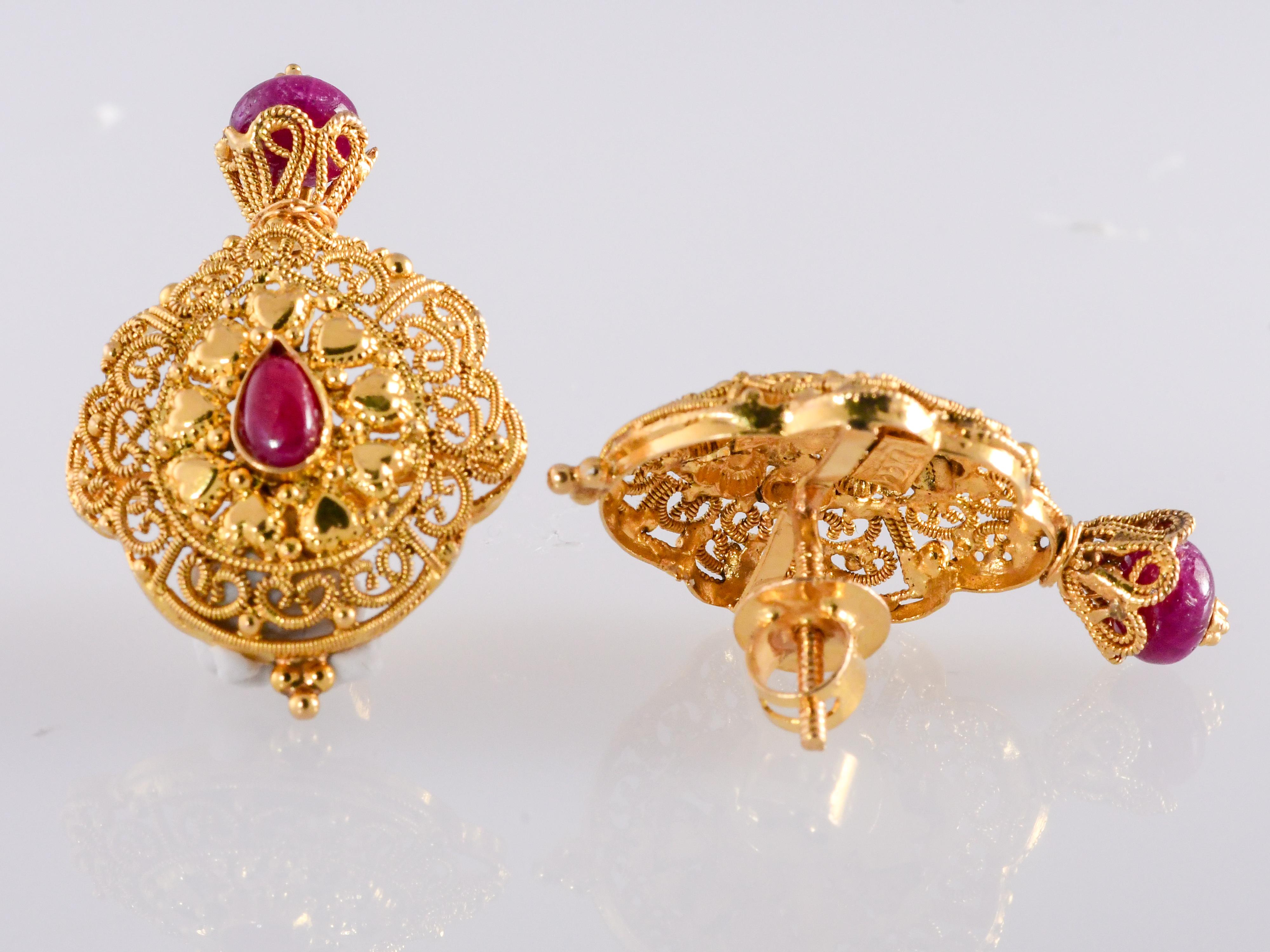 Vintage 22 Karat Gold Moghul Necklace and Earrings Natural Rubies.  In Excellent Condition For Sale In Daytona Beach, FL