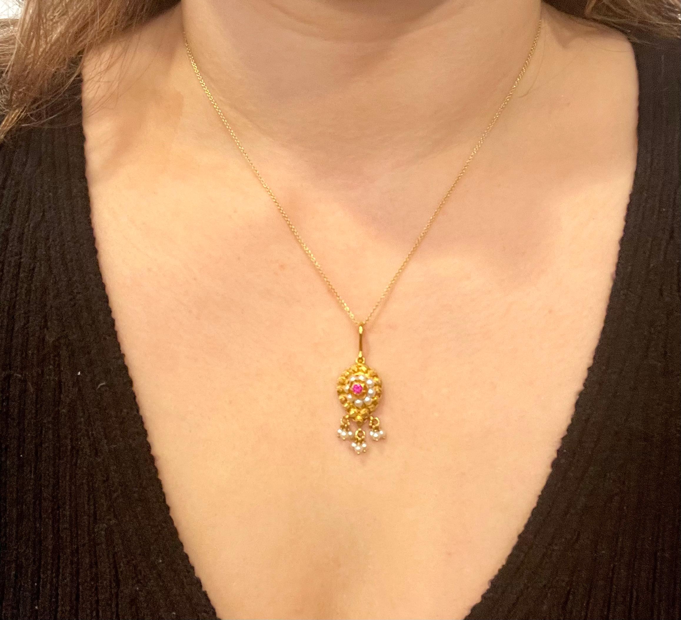 Vintage 22 Karat Yellow Gold Pendant Necklace with 18 Karat Yellow Gold Chain 3