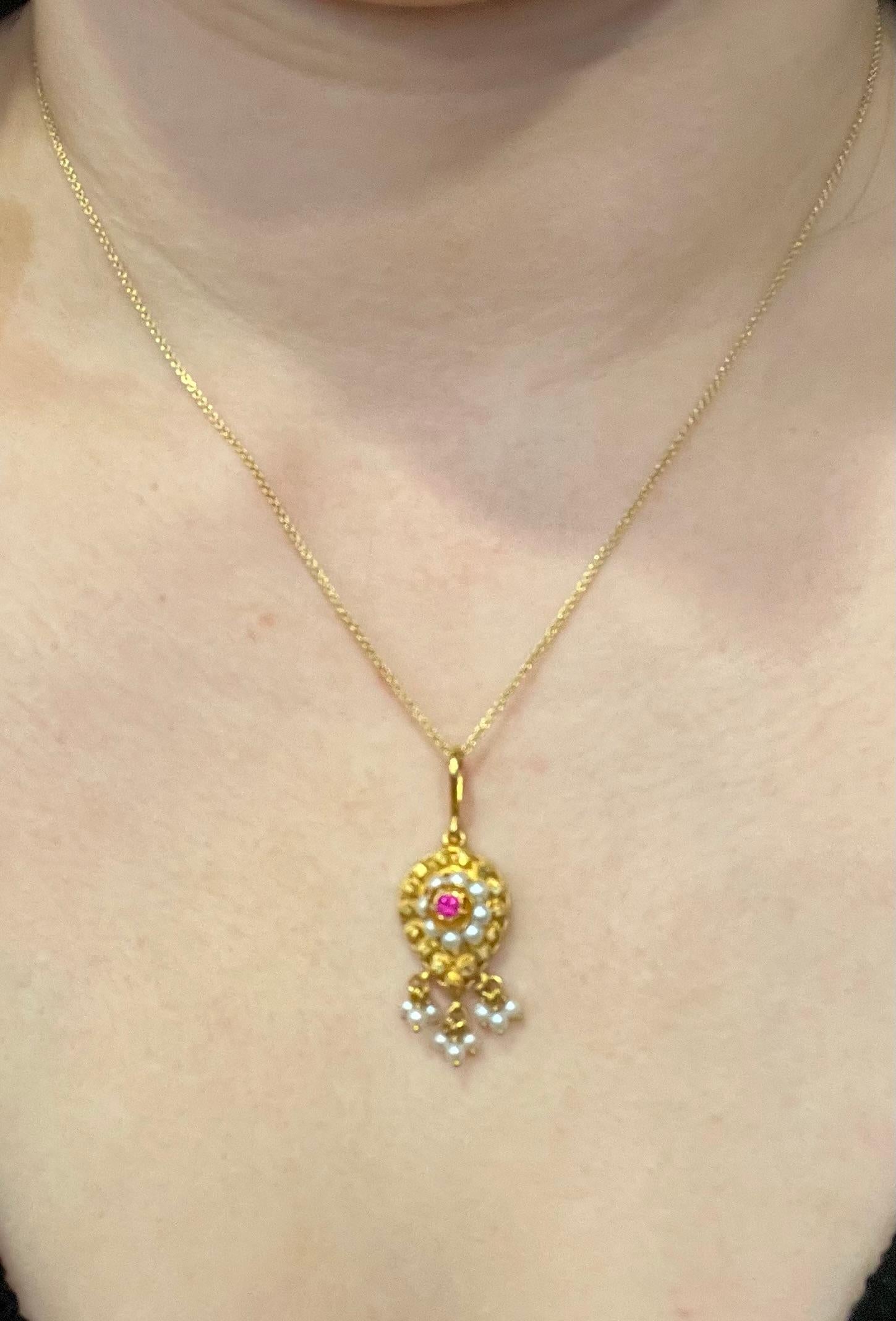 Vintage 22 Karat Yellow Gold Pendant Necklace with 18 Karat Yellow Gold Chain 4