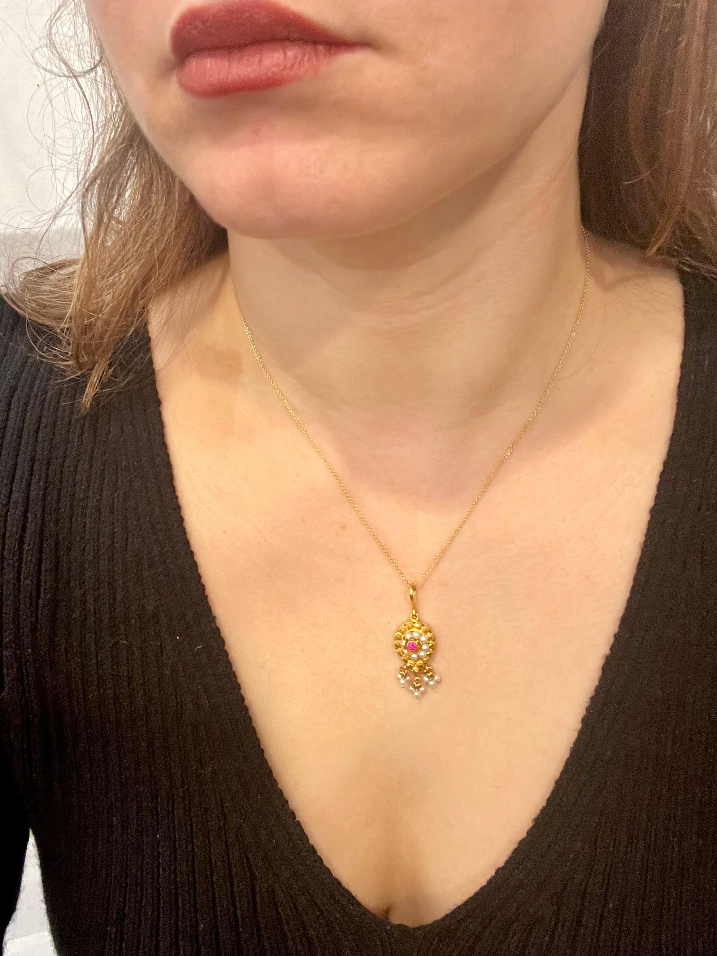 Vintage 22 Karat Yellow Gold Pendant Necklace with 18 Karat Yellow Gold Chain 5