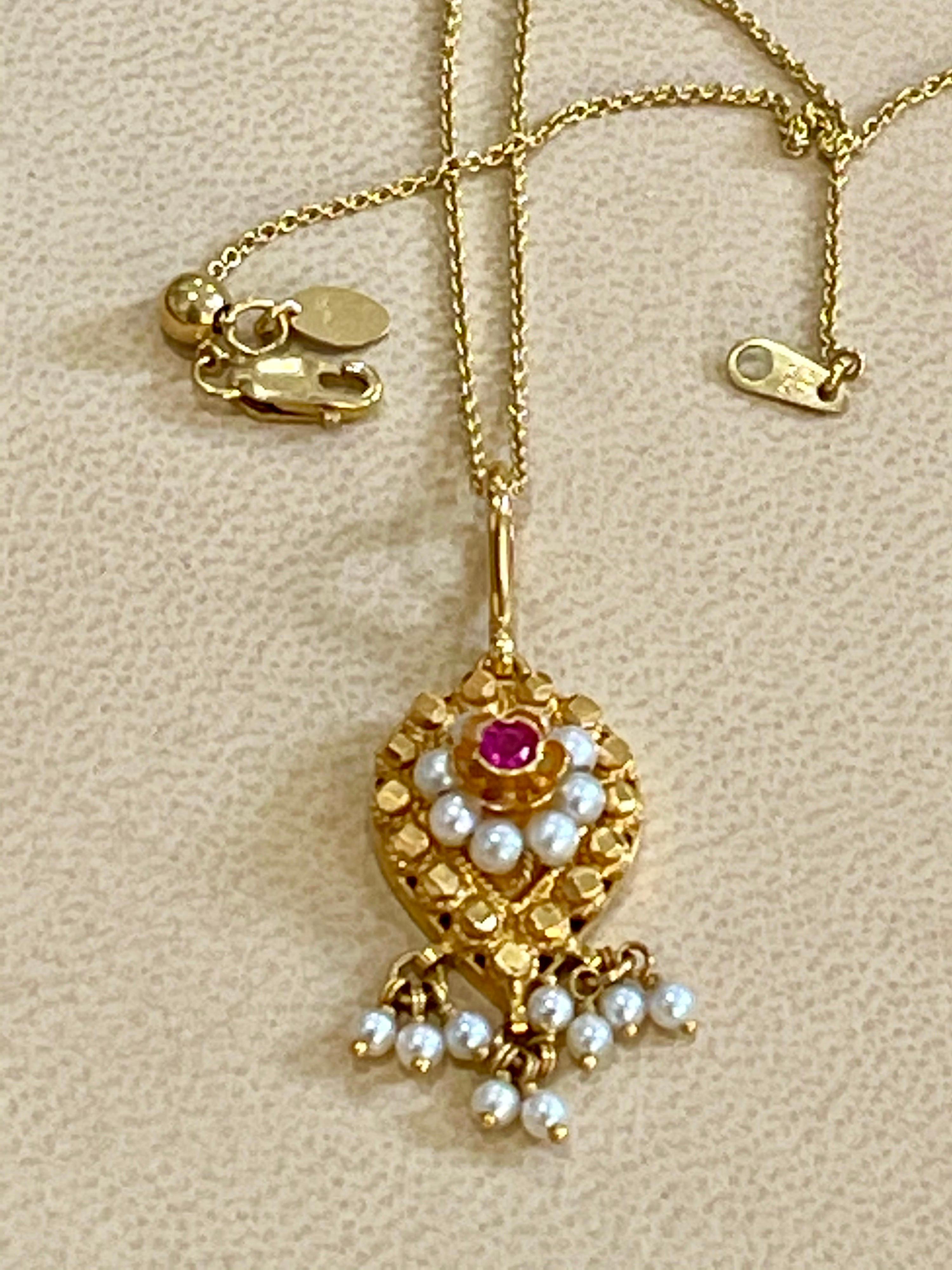 Vintage 22 Karat Yellow Gold Pendant Necklace with 18 Karat Yellow Gold Chain In Excellent Condition In New York, NY