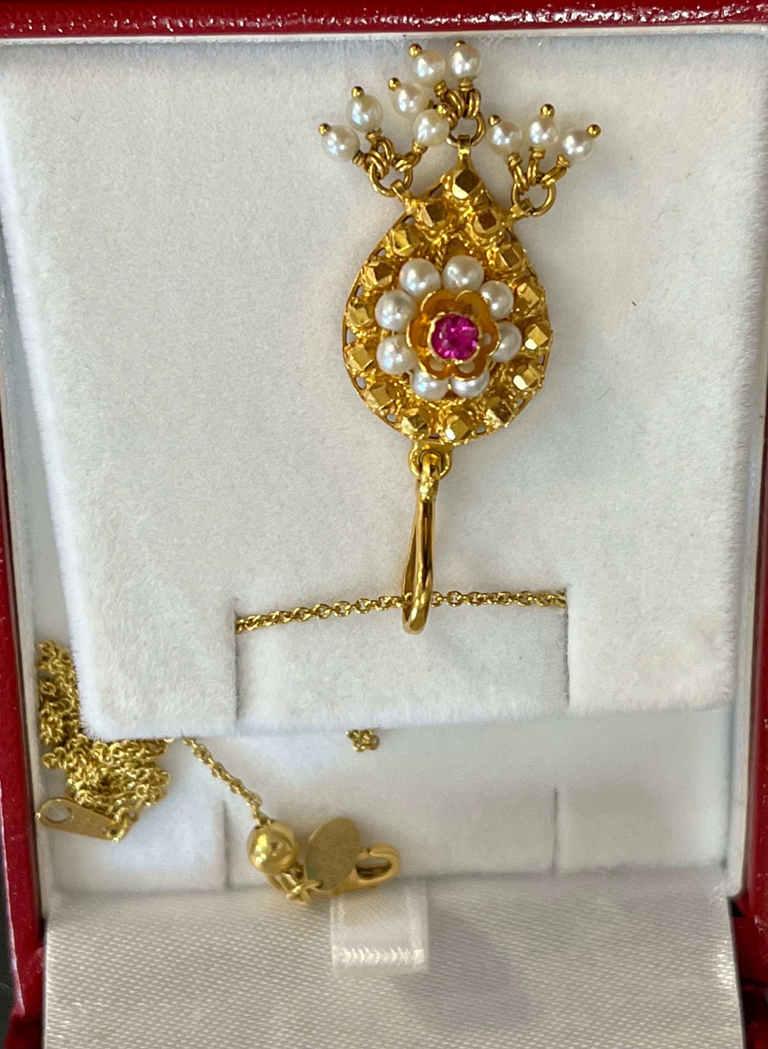 Vintage 22 Karat Yellow Gold Pendant Necklace with 18 Karat Yellow Gold Chain 2