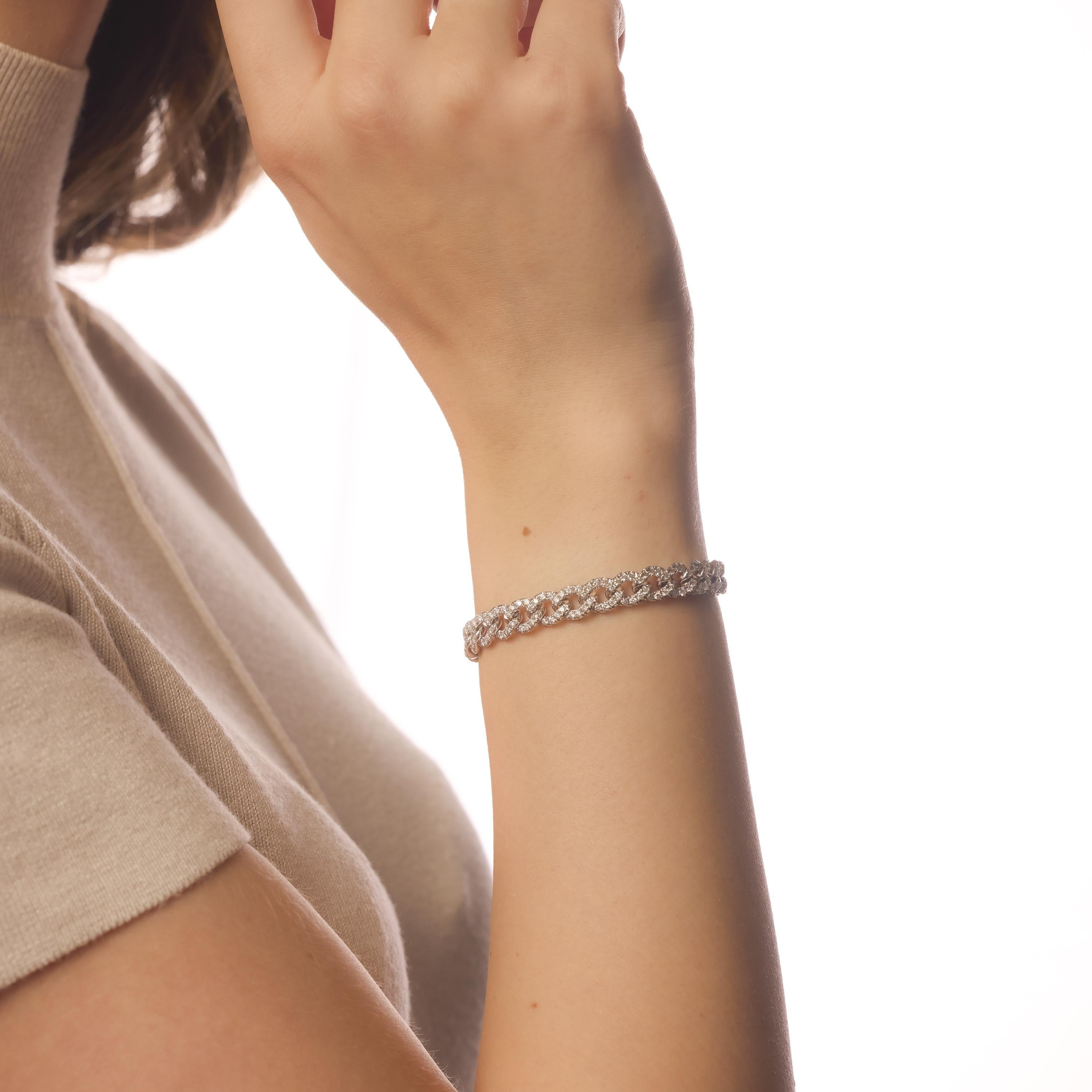 Ce bracelet vintage en or blanc 14k brille de 224 diamants de couleur F-G, chacun méticuleusement serti pour créer un scintillement élégant et continu autour du poignet.
