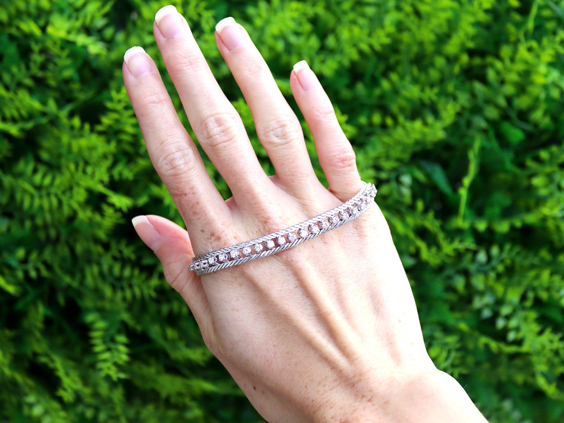 Beeindruckendes Vintage-Armband aus 18 Karat Weißgold mit 2,20 Karat Diamanten; Teil unserer verschiedenen Edelsteinarmband-Kollektionen

Dieses schöne und beeindruckende Diamantarmband im Vintage-Stil der 1970er Jahre ist aus 18 Karat Weißgold