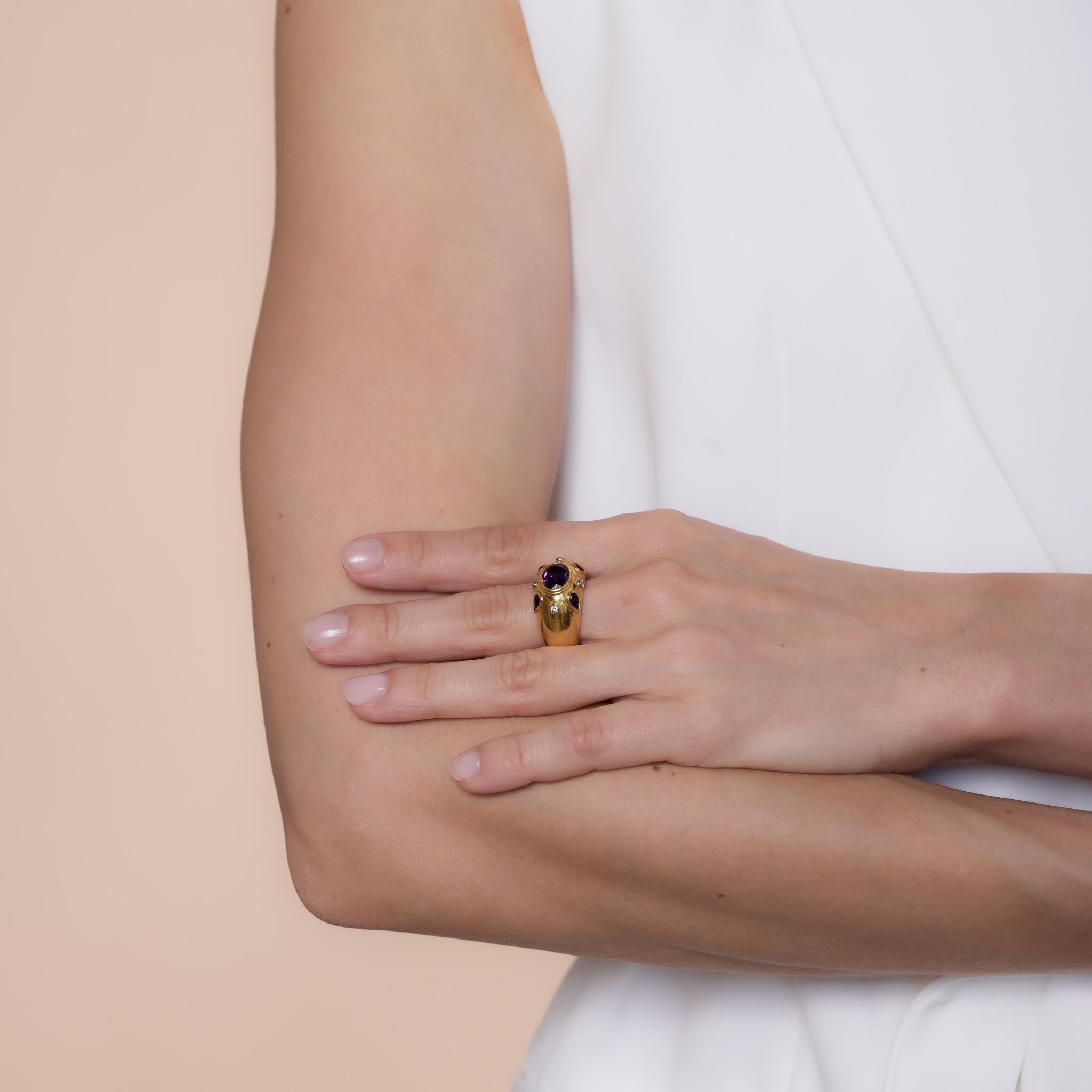 Anillo de cóctel vintage de oro amarillo de 18k con 2,20 quilates de amatistas y diamantes de color G y claridad VS. Una pieza atrevida y vibrante de la década de 1970.

Peso total de la amatista: Aproximadamente 2.20 quilates
Piedra central:
