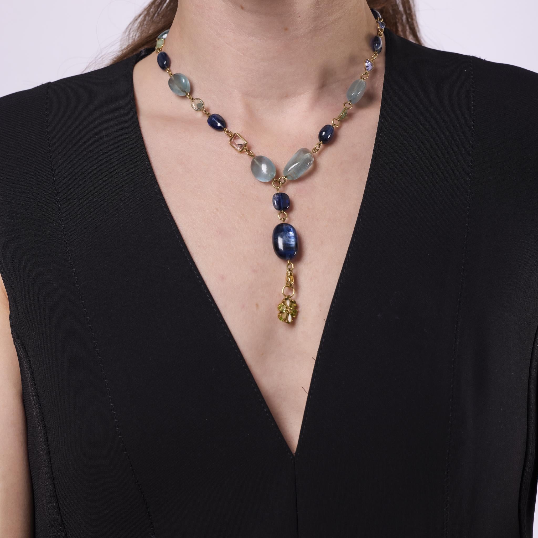 Ce vibrant collier vintage des années 1980 présente un extraordinaire mélange de pierres précieuses totalisant environ 220 carats. Serti dans de l'or jaune 18 carats, le design met en valeur 11 saphirs bleus taillés en cabochon (107,50 carats), 8