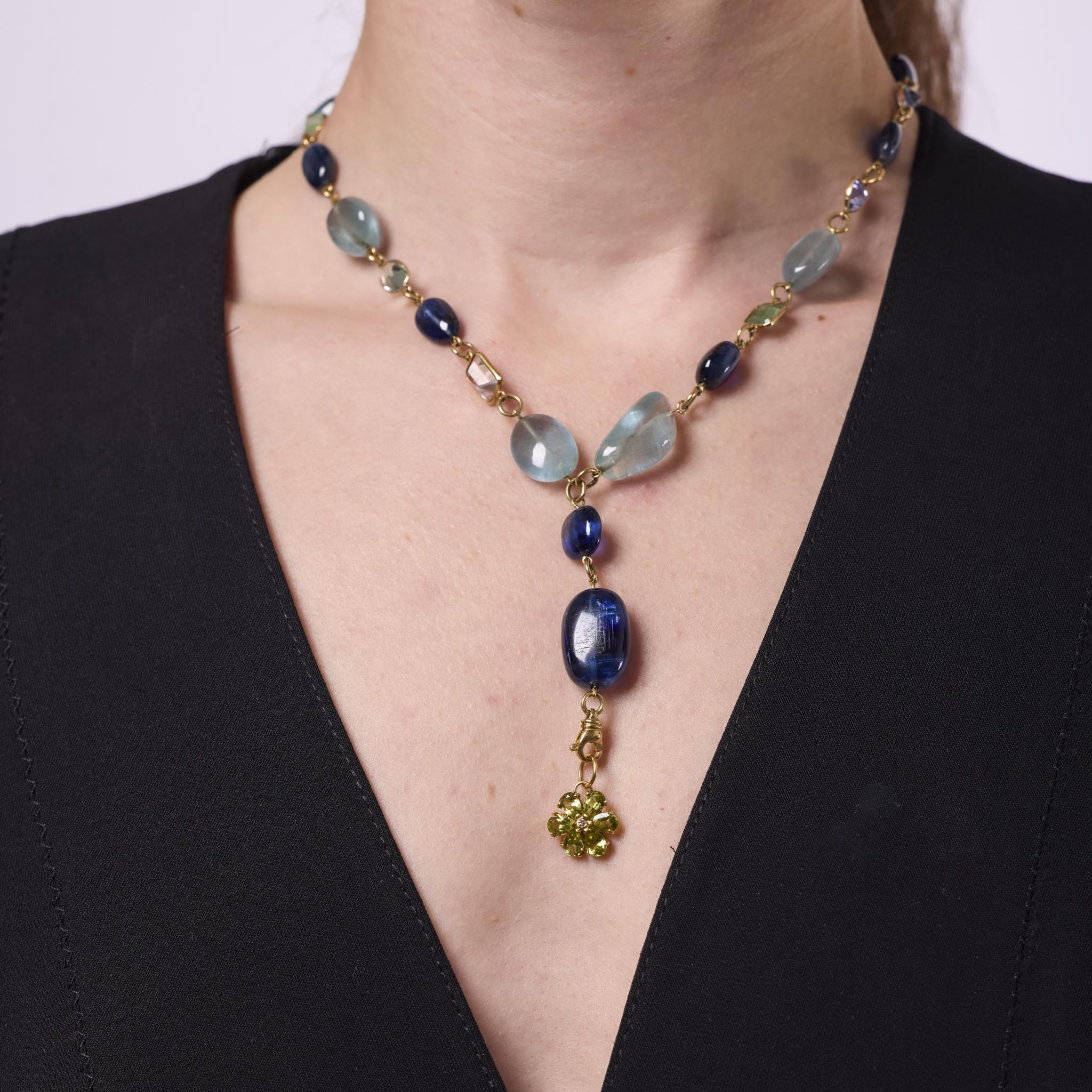 Taille cabochon Collier vintage en or jaune 18 carats, poids total de 220 carats en vente