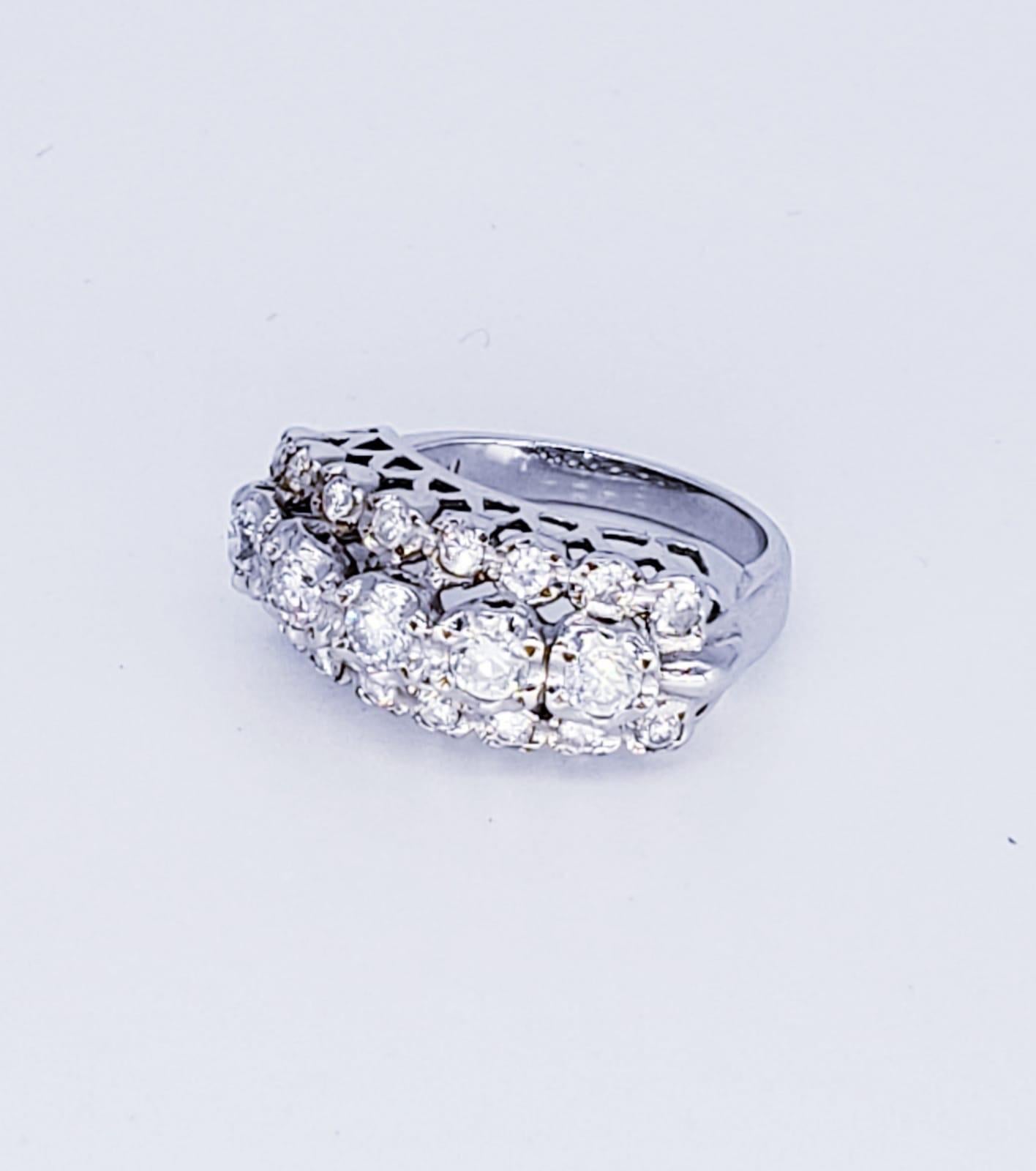 Vintage 2,21 Karat Diamant Braut 18k Weißgold Ring. Der Ring verfügt über Zentrum Diamanten ca. Gewicht von 1,25 Karat (5x0,25ct) & 0,96 Seite Diamanten ca. (0,06x16). Der Ring ist ein schönes Standout modischen Diamantring mit hellen Diamanten