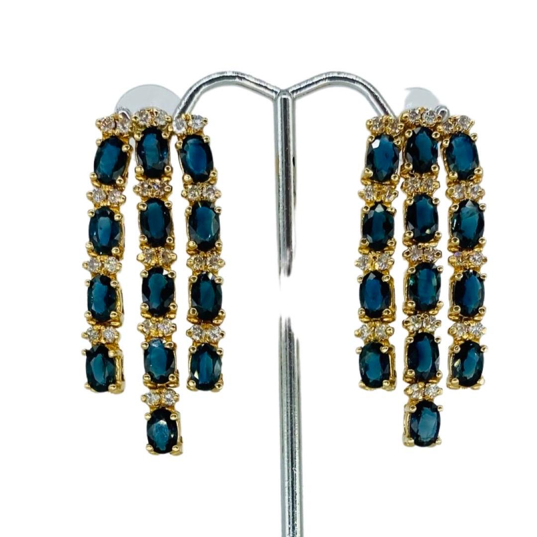 Vintage 22.10 Carat Blue Sapphires and Diamonds Chandelier Earrings. Boucles d'oreilles en forme de lustre, très élégantes et audacieuses, présentant un poids total d'environ 2,60 carats de diamants ronds et brillants et un poids total d'environ